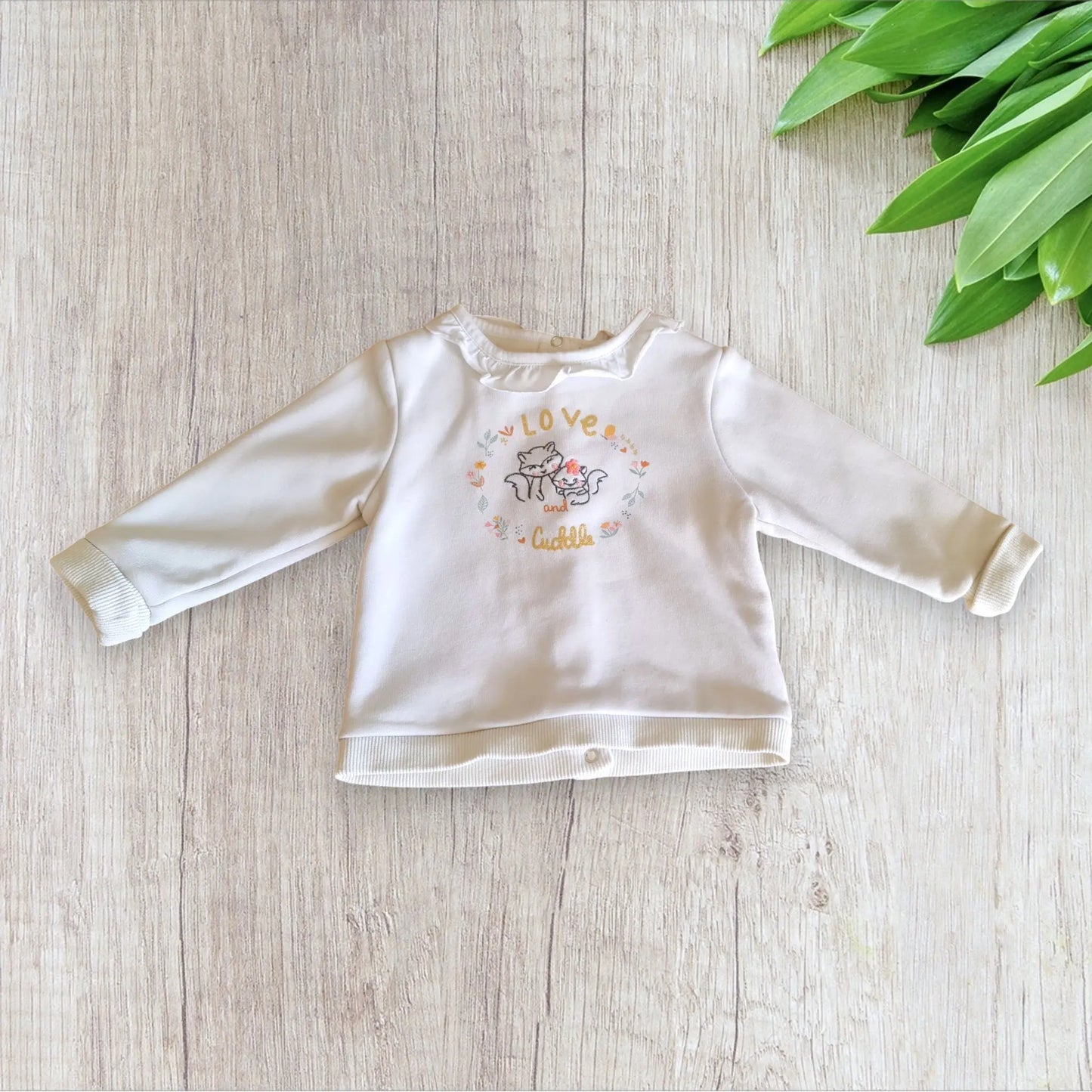 Pull bébé fille Orchestra 6 mois blanc fleuri avec renards brodés et écriture dorée pailletée, très bon état
