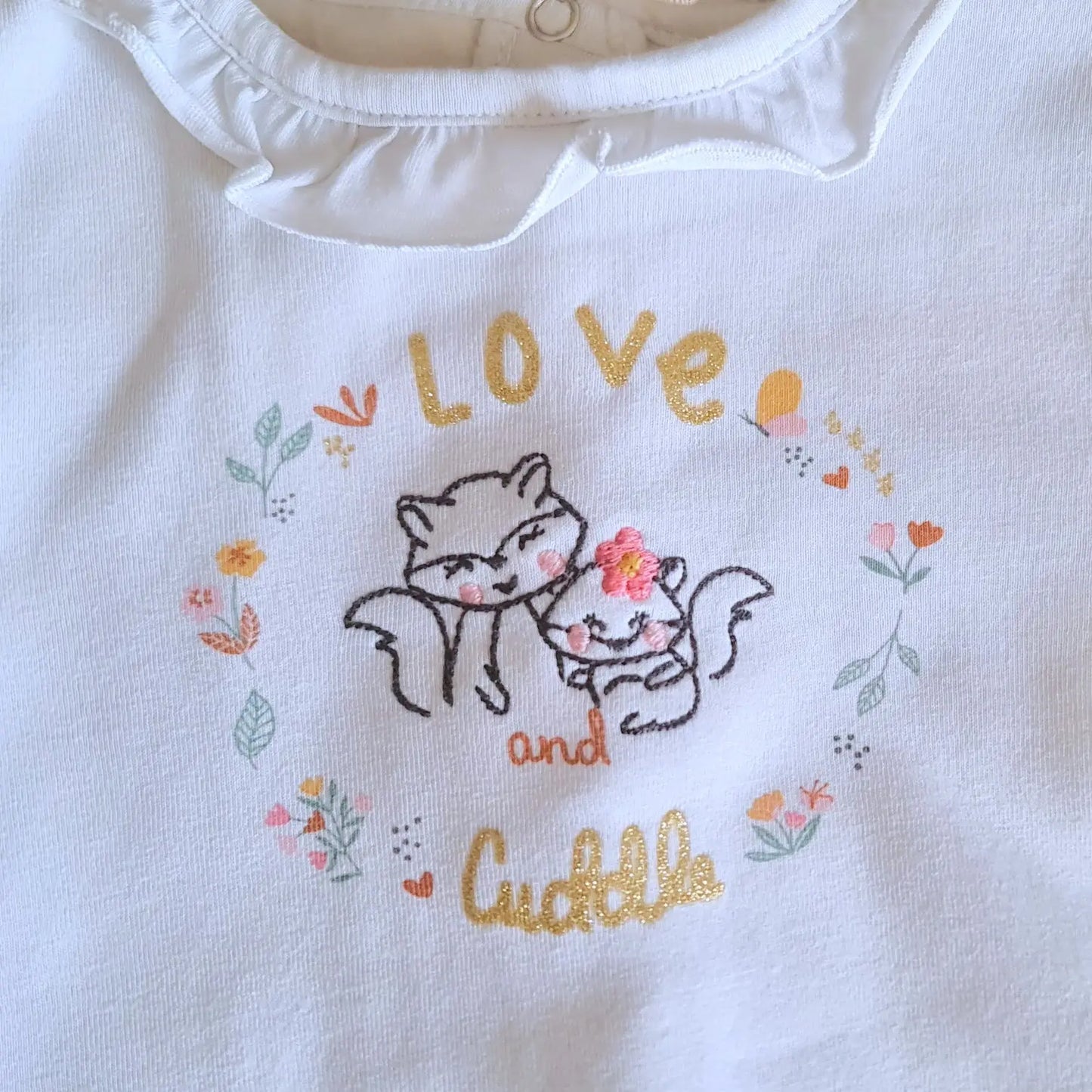 Pull bébé fille Orchestra 6 mois blanc fleuri avec renards brodés et écriture dorée pailletée, très bon état