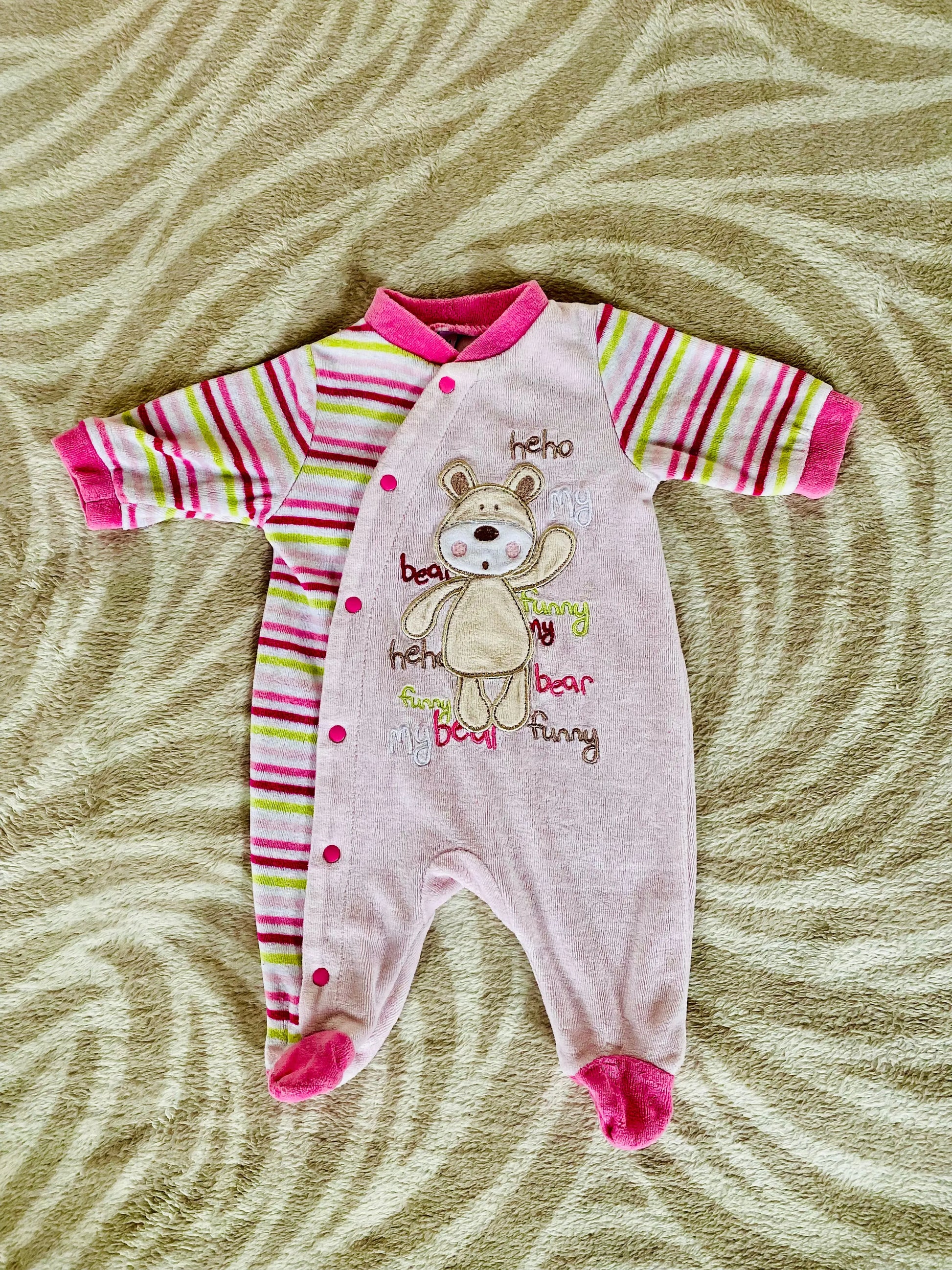 Pyjama Bébé Fille 1 Mois - Rose Clair avec Ours et Écriture Colorée - Polaire Douce la petite friperie