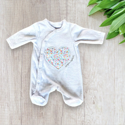 Pyjama Naissance Fille en Polaire Blanc avec Cœur Fleuri et Broderie Dorée - Mes Petits Cailloux Stokomani
