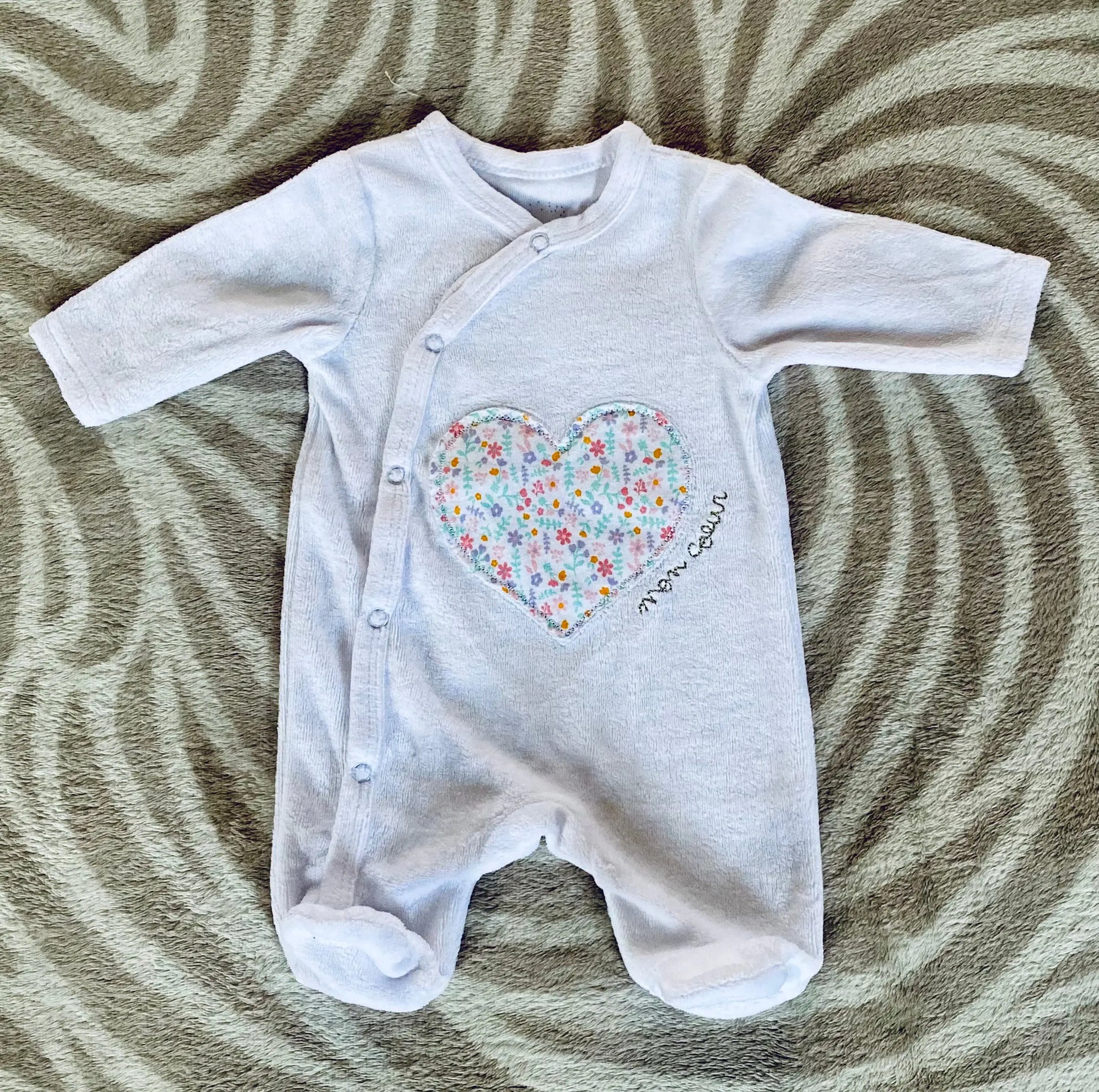 Pyjama Naissance Fille en Polaire Blanc avec Cœur Fleuri et Broderie Dorée - Mes Petits Cailloux Stokomani