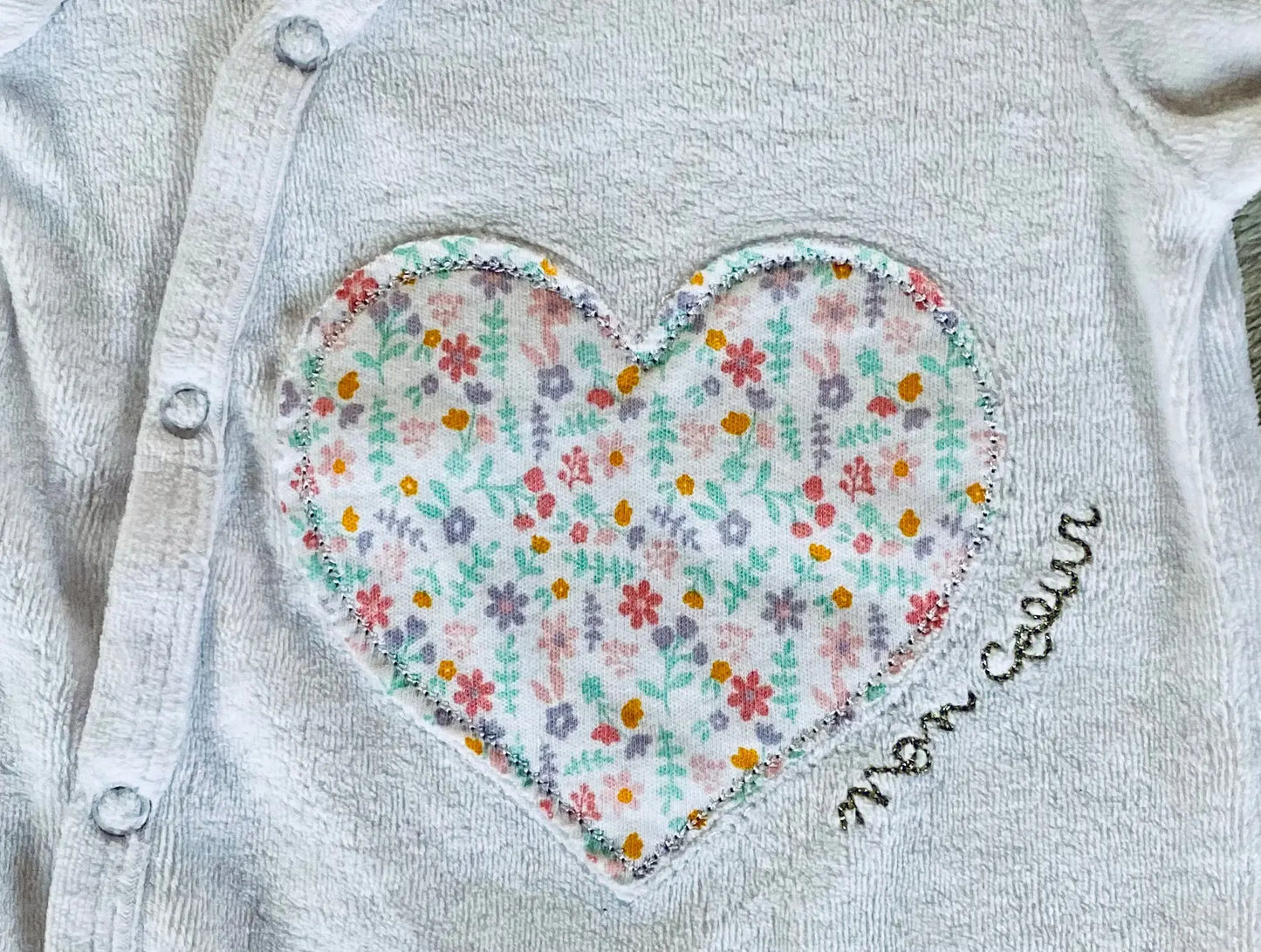 Pyjama Naissance Fille en Polaire Blanc avec Cœur Fleuri et Broderie Dorée - Mes Petits Cailloux Stokomani