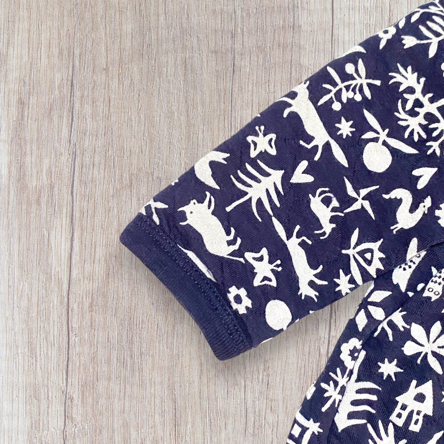 Robe bébé Petit Bateau 6 mois bleu marine imprimé beige à manches longues.