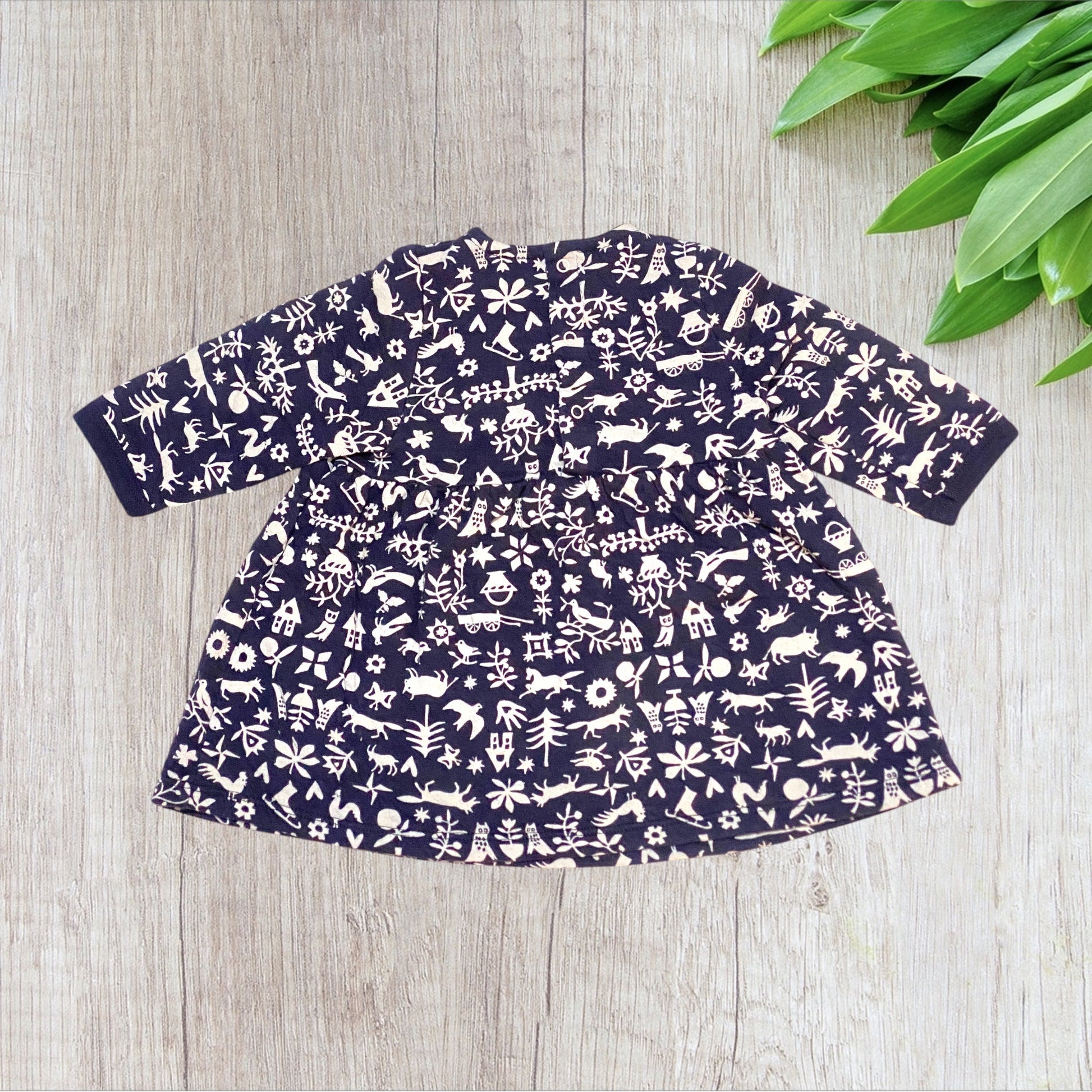 Robe bébé Petit Bateau 6 mois bleu marine imprimé beige à manches longues.