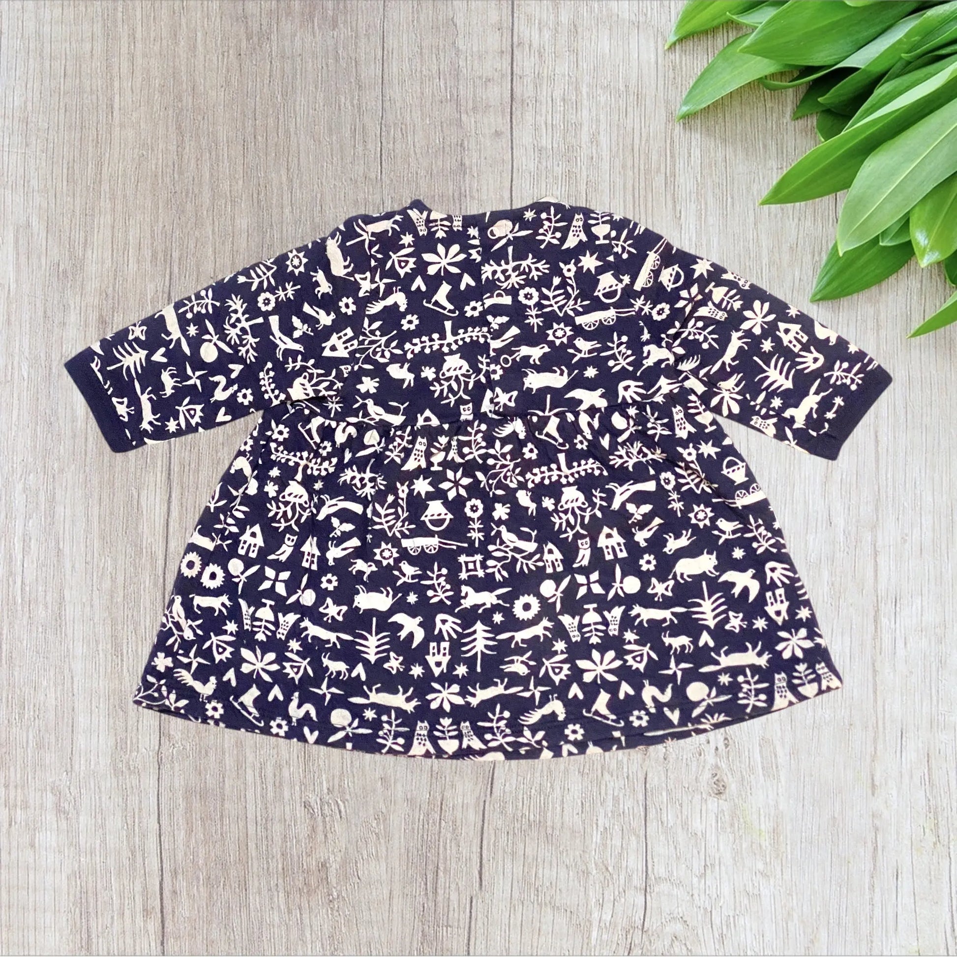 Robe bébé Petit Bateau 6 mois bleu marine imprimé beige à manches longues.