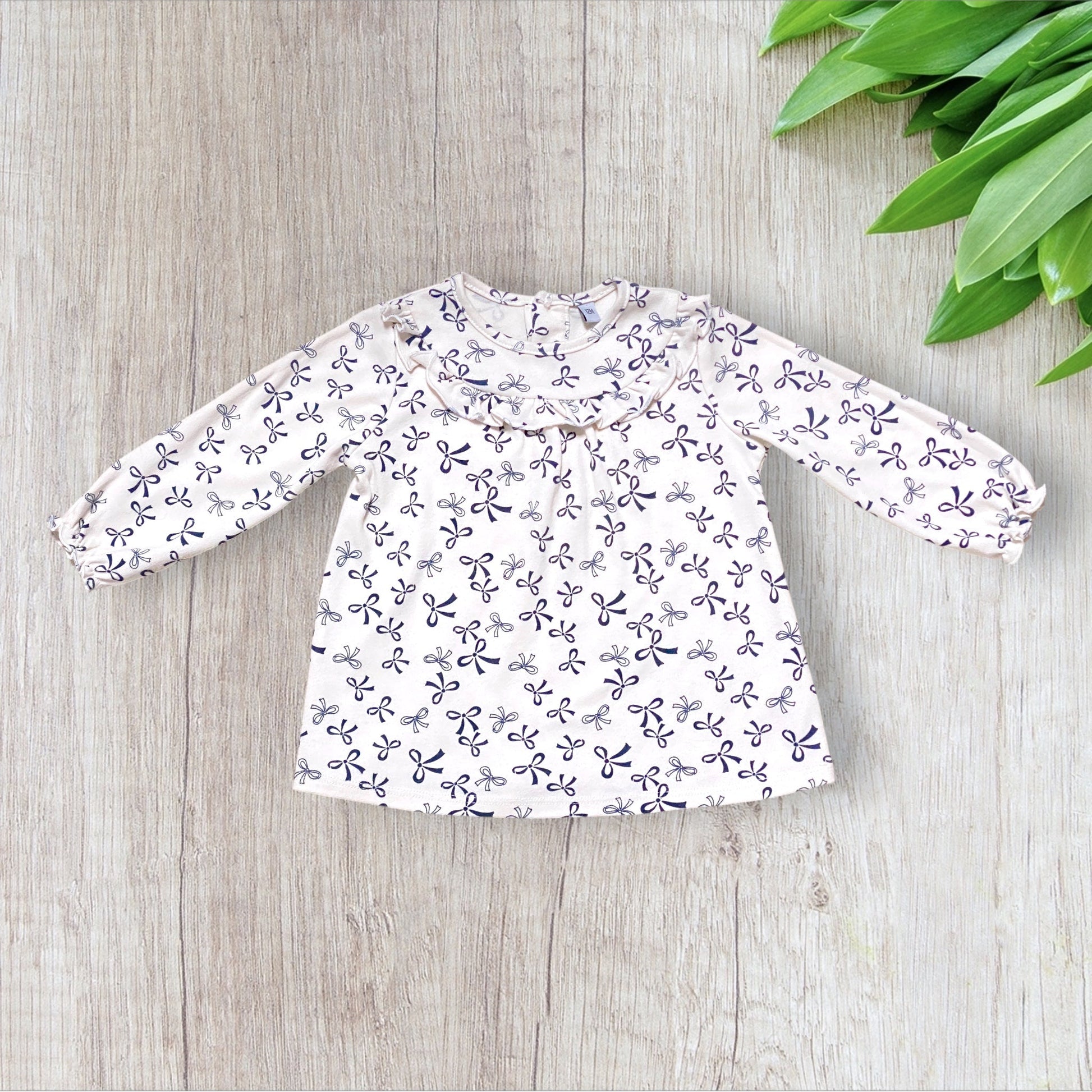 Robe bébé fille 12 mois beige imprimé nœuds bleu marine col volanté.