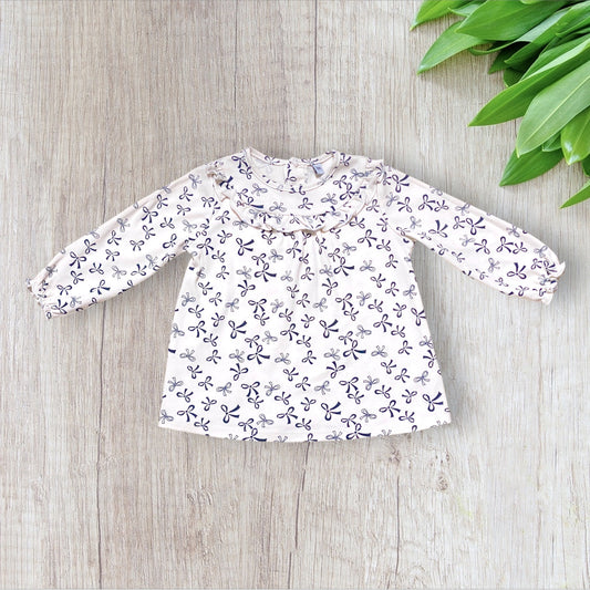 Robe bébé fille 12 mois beige imprimé nœuds bleu marine col volanté.