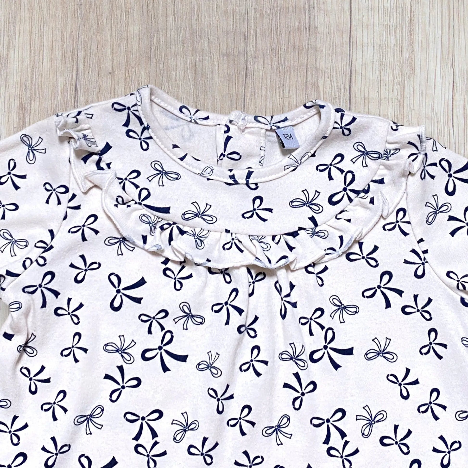 Robe bébé fille 12 mois beige imprimé nœuds bleu marine col volanté.