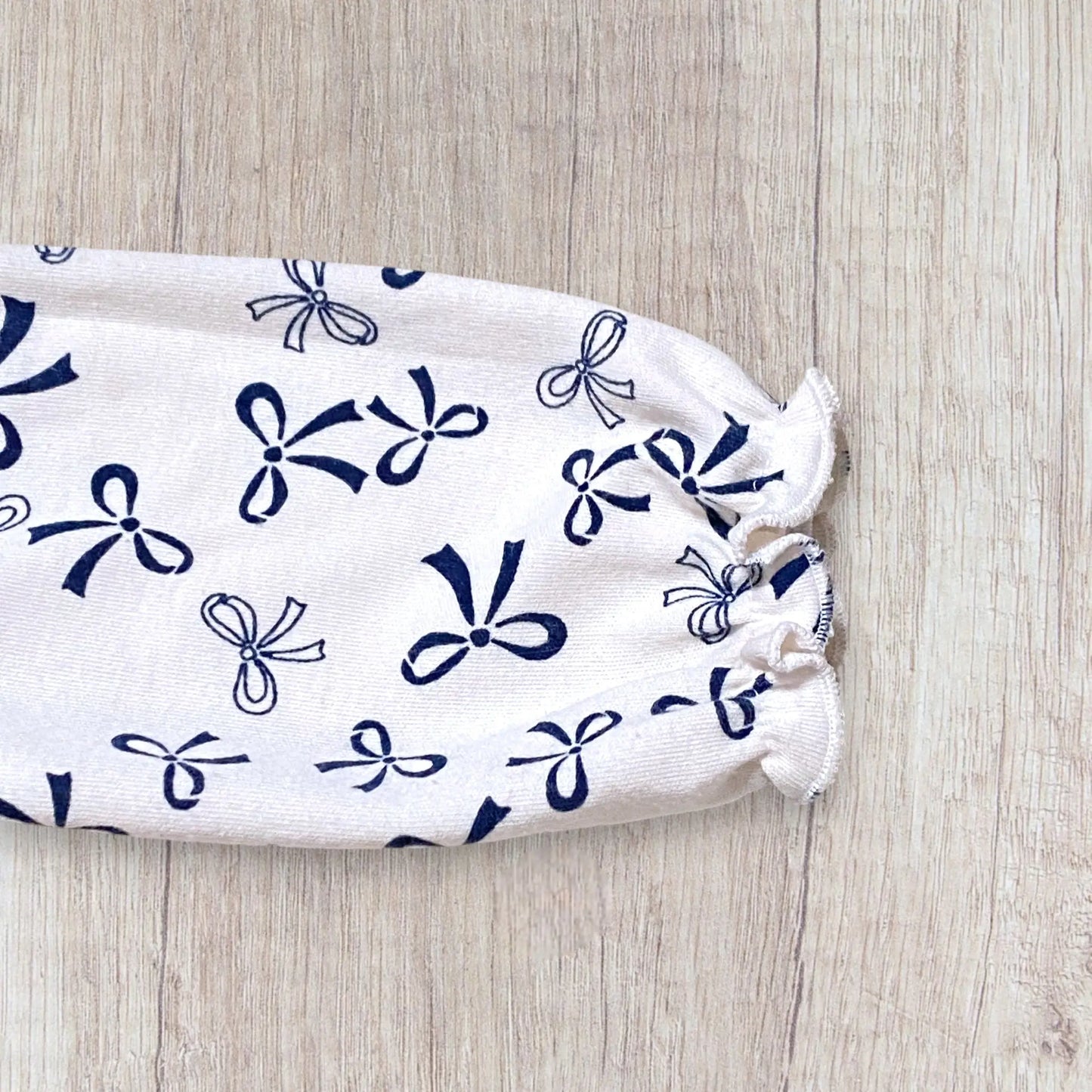 Robe bébé fille 12 mois beige imprimé nœuds bleu marine col volanté.