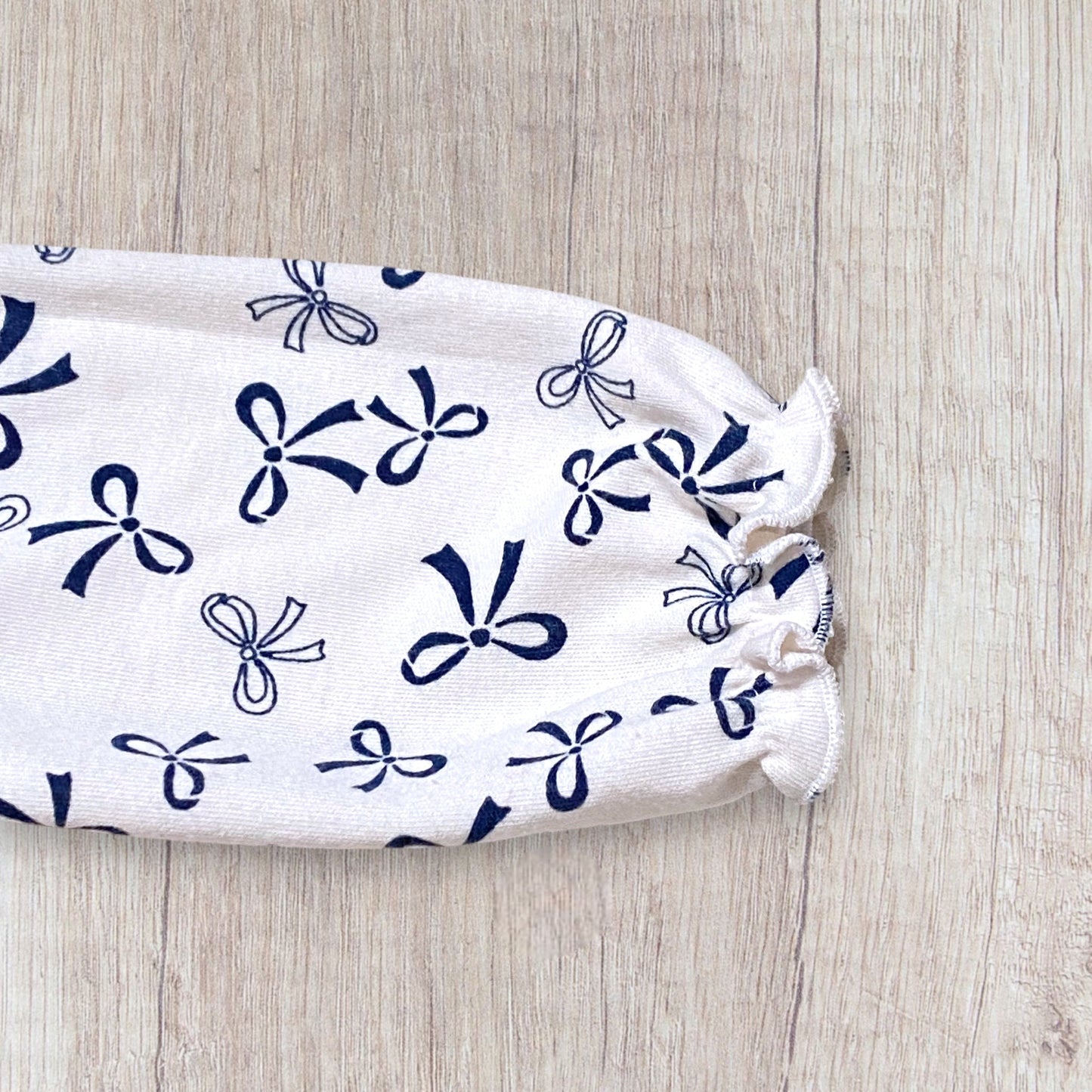 Robe bébé fille 12 mois beige imprimé nœuds bleu marine col volanté.