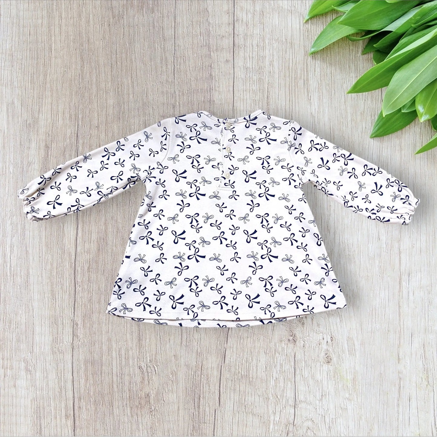 Robe bébé fille 12 mois beige imprimé nœuds bleu marine col volanté.