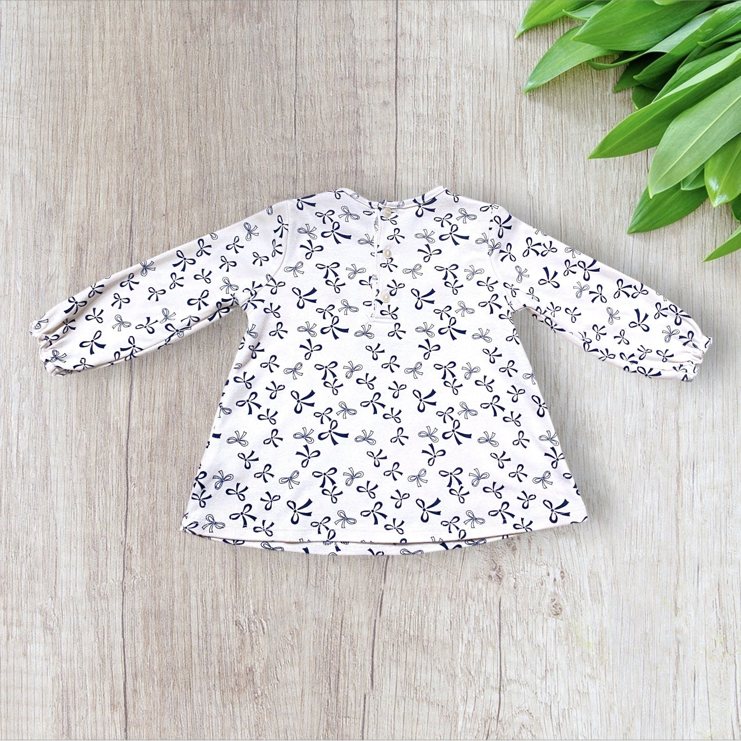 Robe bébé fille 12 mois beige imprimé nœuds bleu marine col volanté.