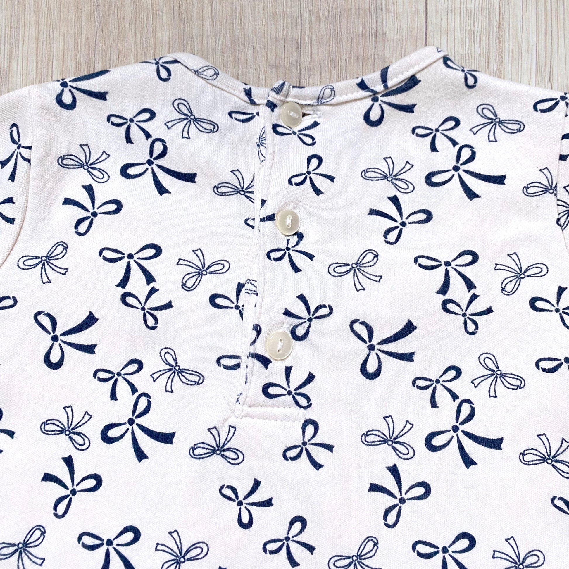 Robe bébé fille 12 mois beige imprimé nœuds bleu marine col volanté.