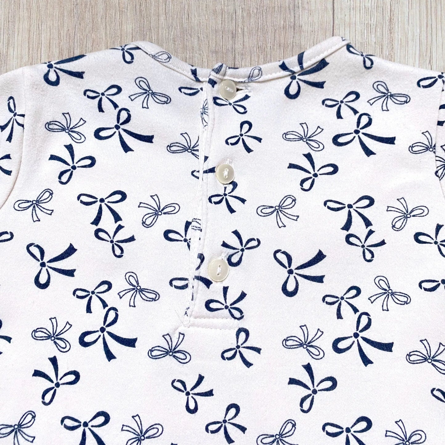 Robe bébé fille 12 mois beige imprimé nœuds bleu marine col volanté.