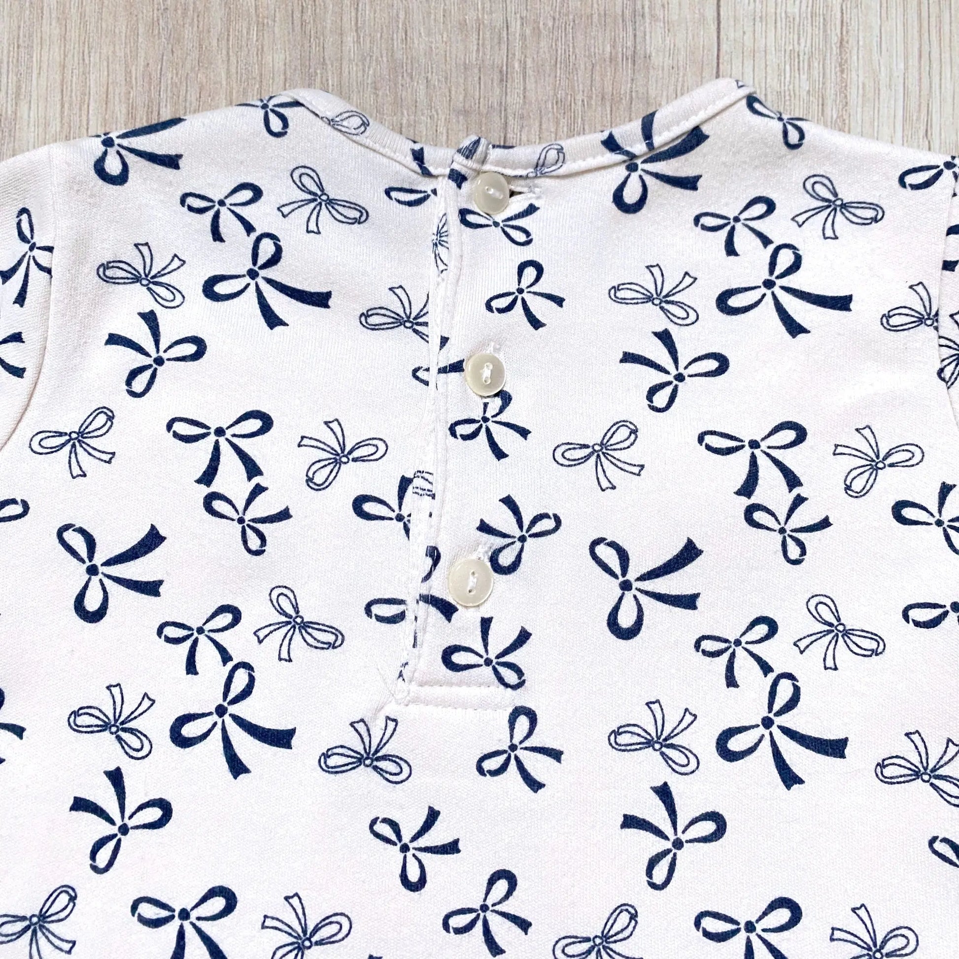 Robe bébé fille 12 mois beige imprimé nœuds bleu marine col volanté.