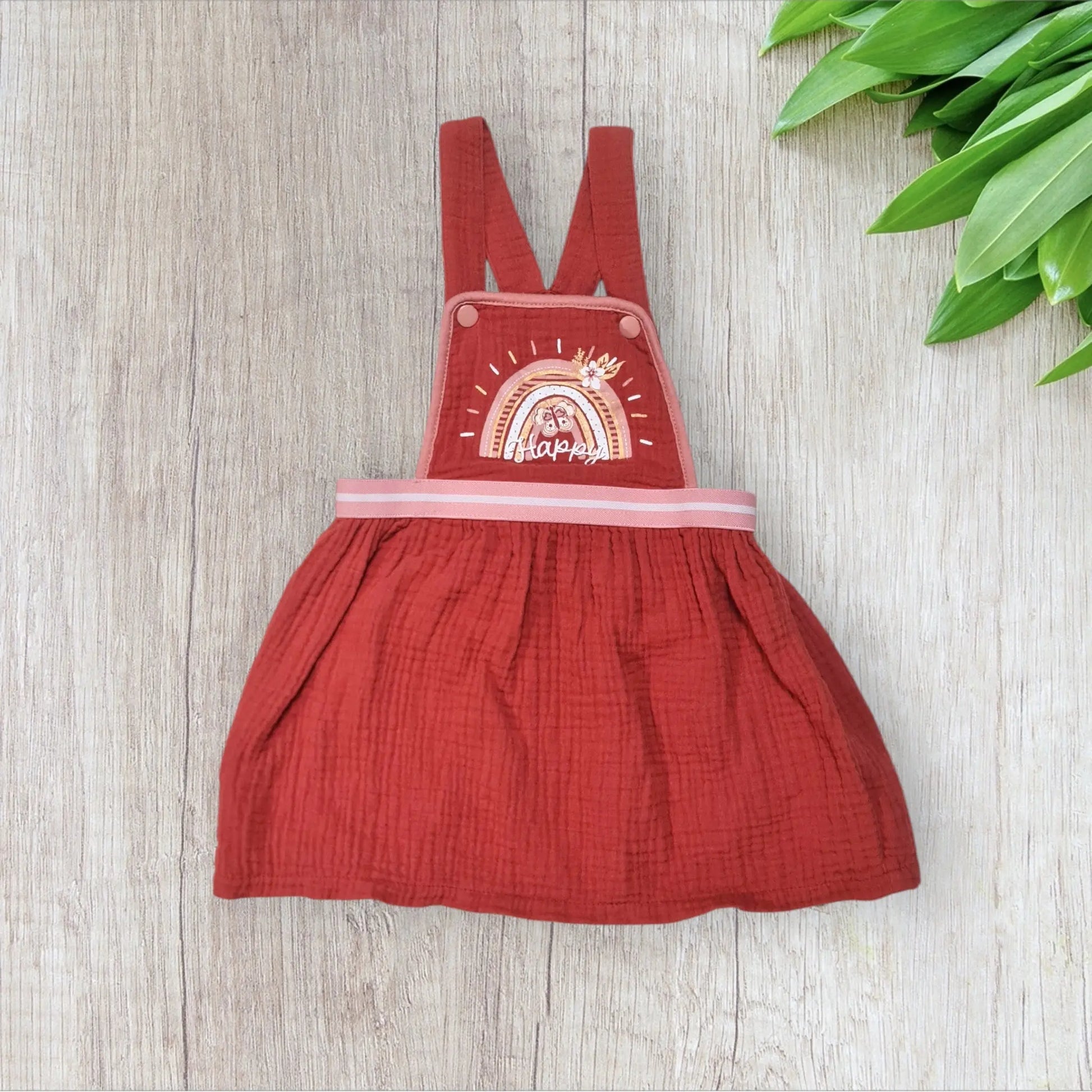 Robe bébé fille Terre de Marins – 9 mois – Gaze de coton brique – Bretelles salopette & motif arc-en-ciel terre de marins