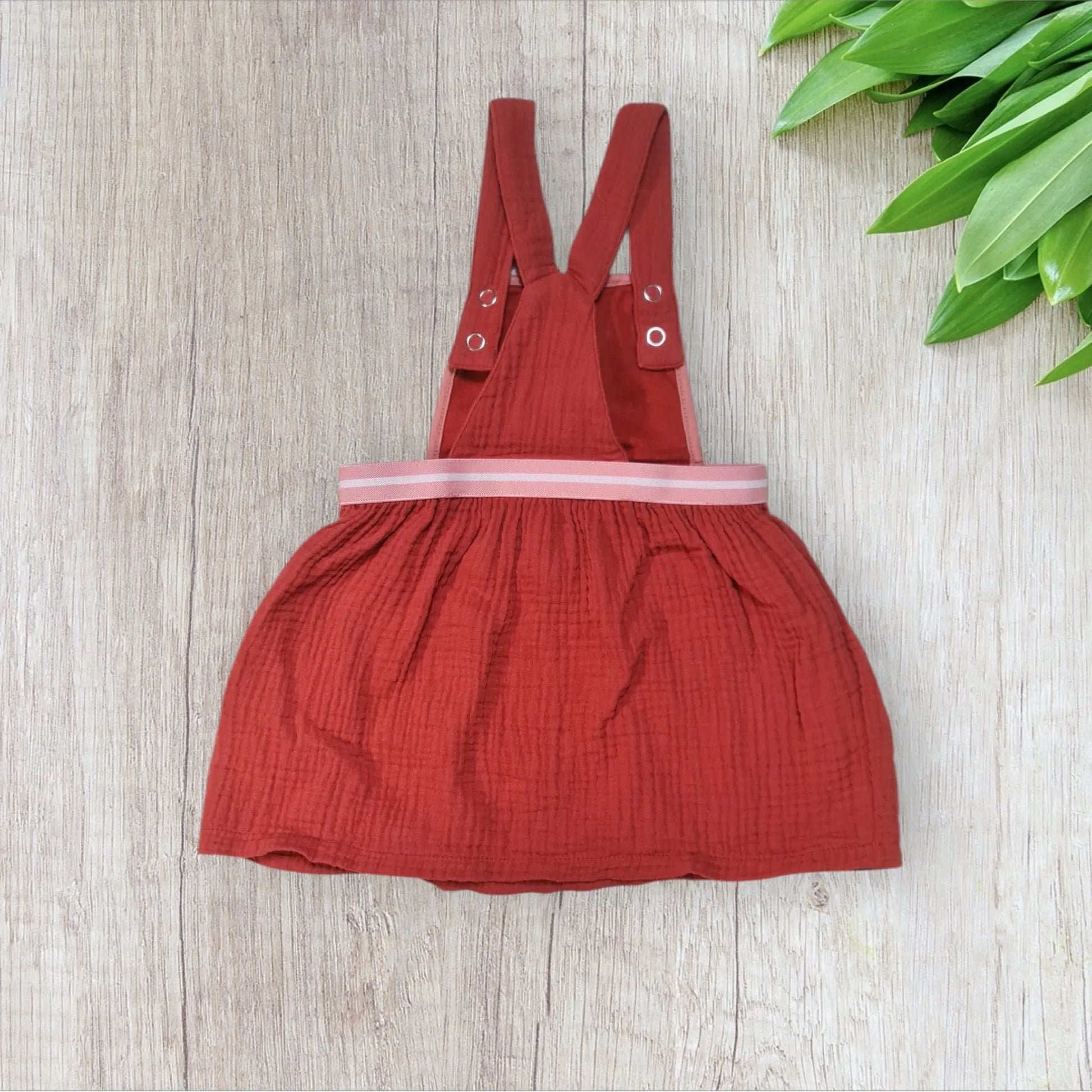Robe bébé fille Terre de Marins – 9 mois – Gaze de coton brique – Bretelles salopette & motif arc-en-ciel terre de marins