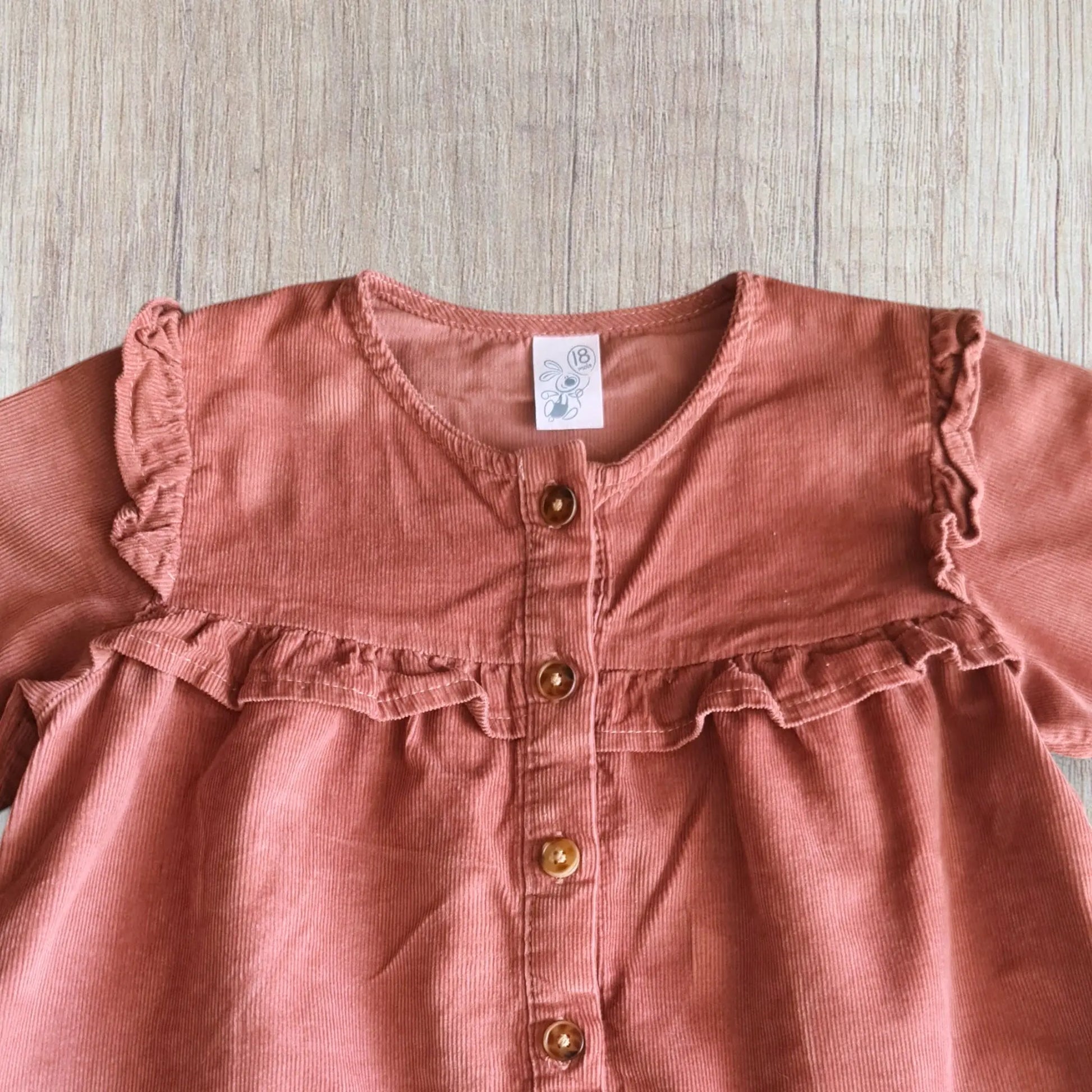 Robe bébé fille 18 mois en velours vieux rose, pièce artisanale unique faite main avec volants et boutons marron