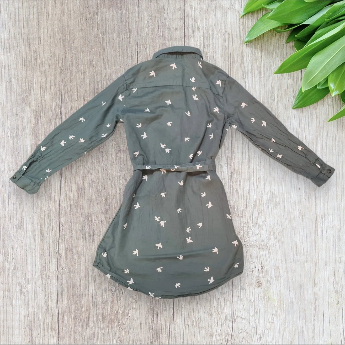 Robe chemise H&M fille 6-7 ans kaki à motifs oiseaux beige avec ceinture