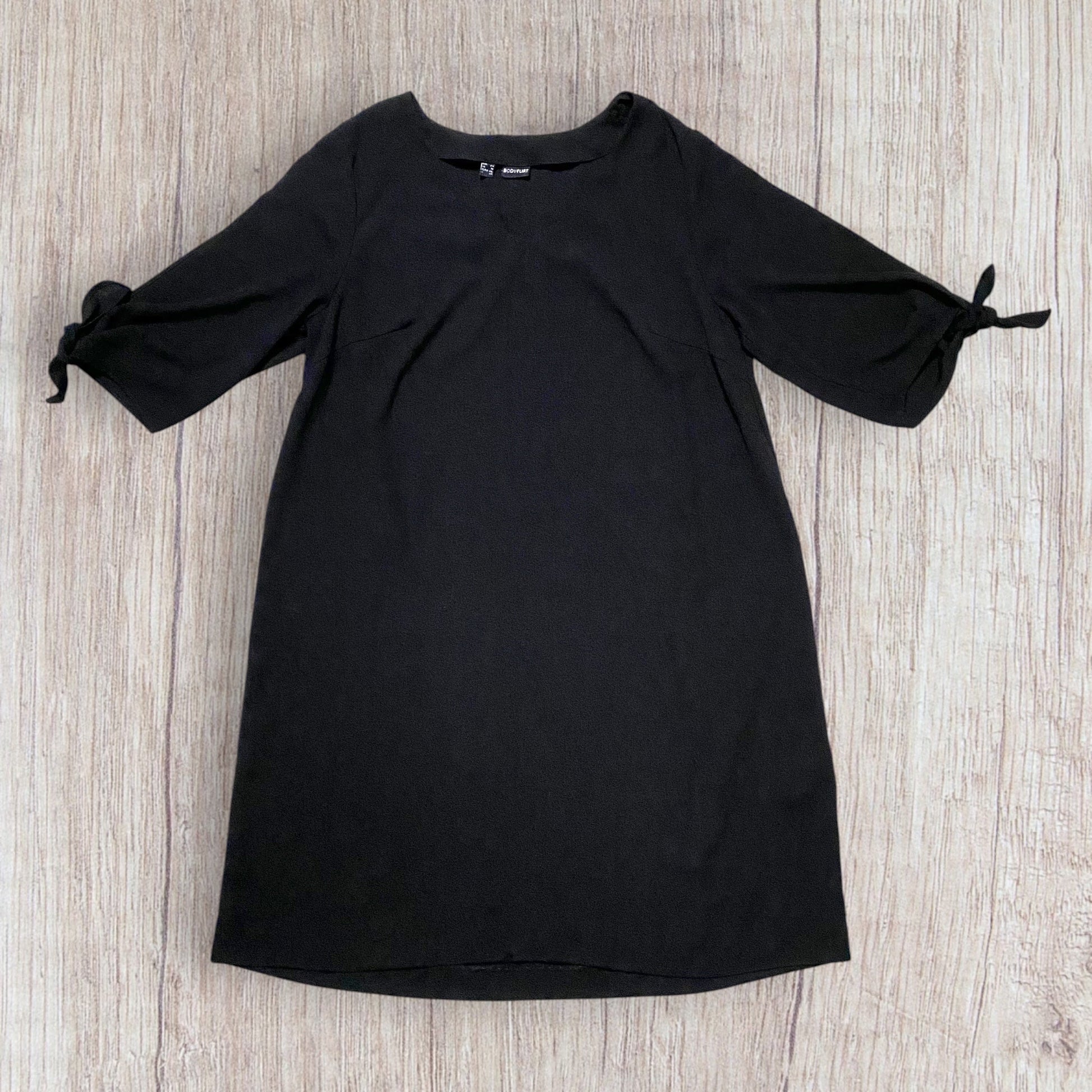 Robe femme Bodyflirt noire taille 46 avec manches ajourées et coupe élégante