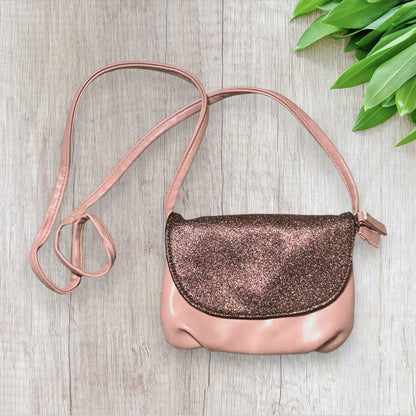 Sac à main enfant fille rose pailleté avec bandoulière intégrée et clapet multicolore