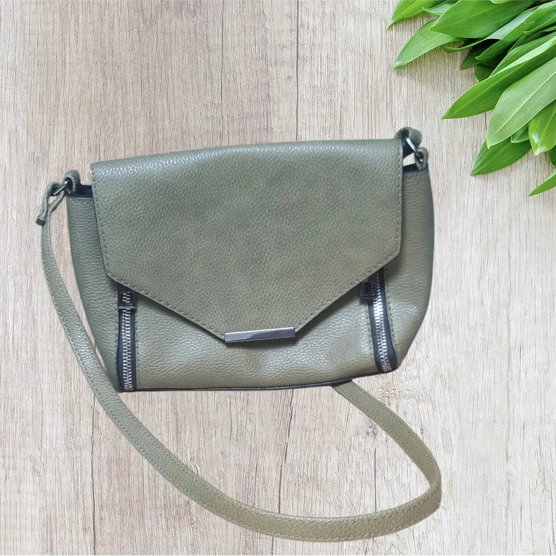 Sac pochette femme Atmosphère similicuir kaki, clapet géométrique, détails métalliques noirs, très bon état