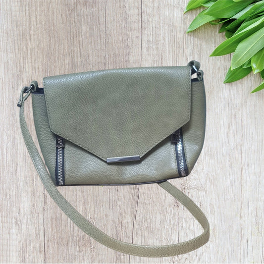 Sac pochette femme Atmosphère similicuir kaki, clapet géométrique, détails métalliques noirs, très bon état