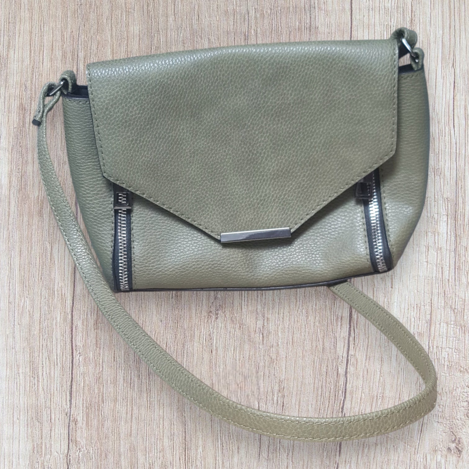 Sac pochette femme Atmosphère similicuir kaki, clapet géométrique, détails métalliques noirs, très bon état