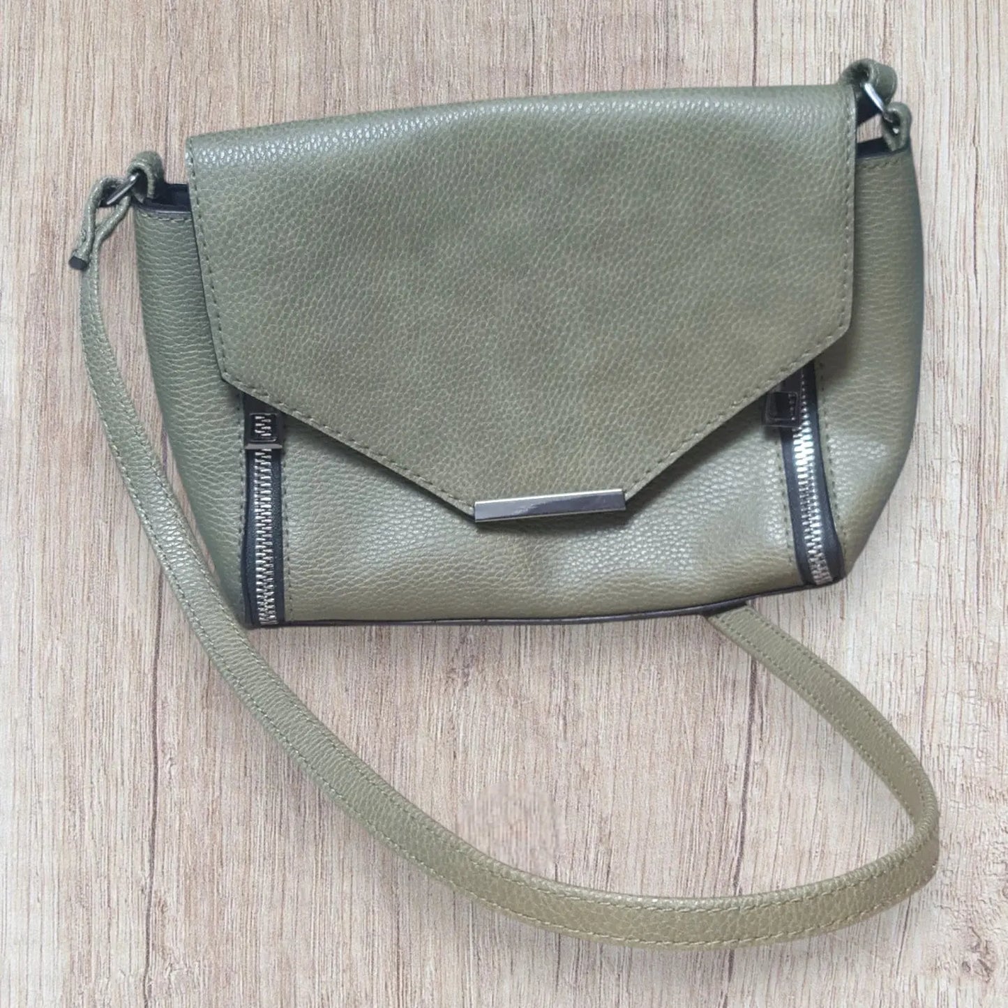 Sac pochette femme Atmosphère similicuir kaki, clapet géométrique, détails métalliques noirs, très bon état