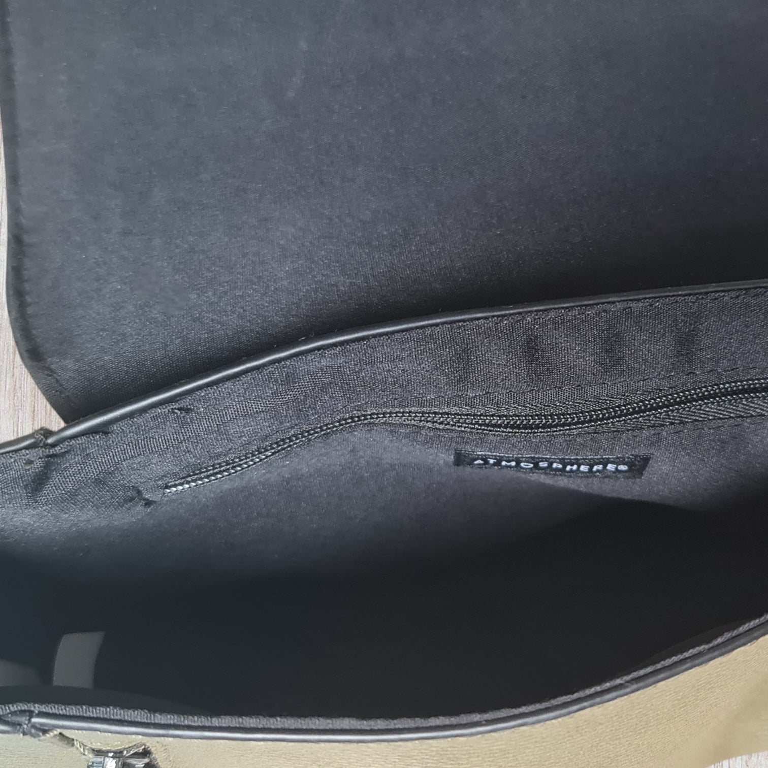 Sac pochette femme Atmosphère similicuir kaki, clapet géométrique, détails métalliques noirs, très bon état