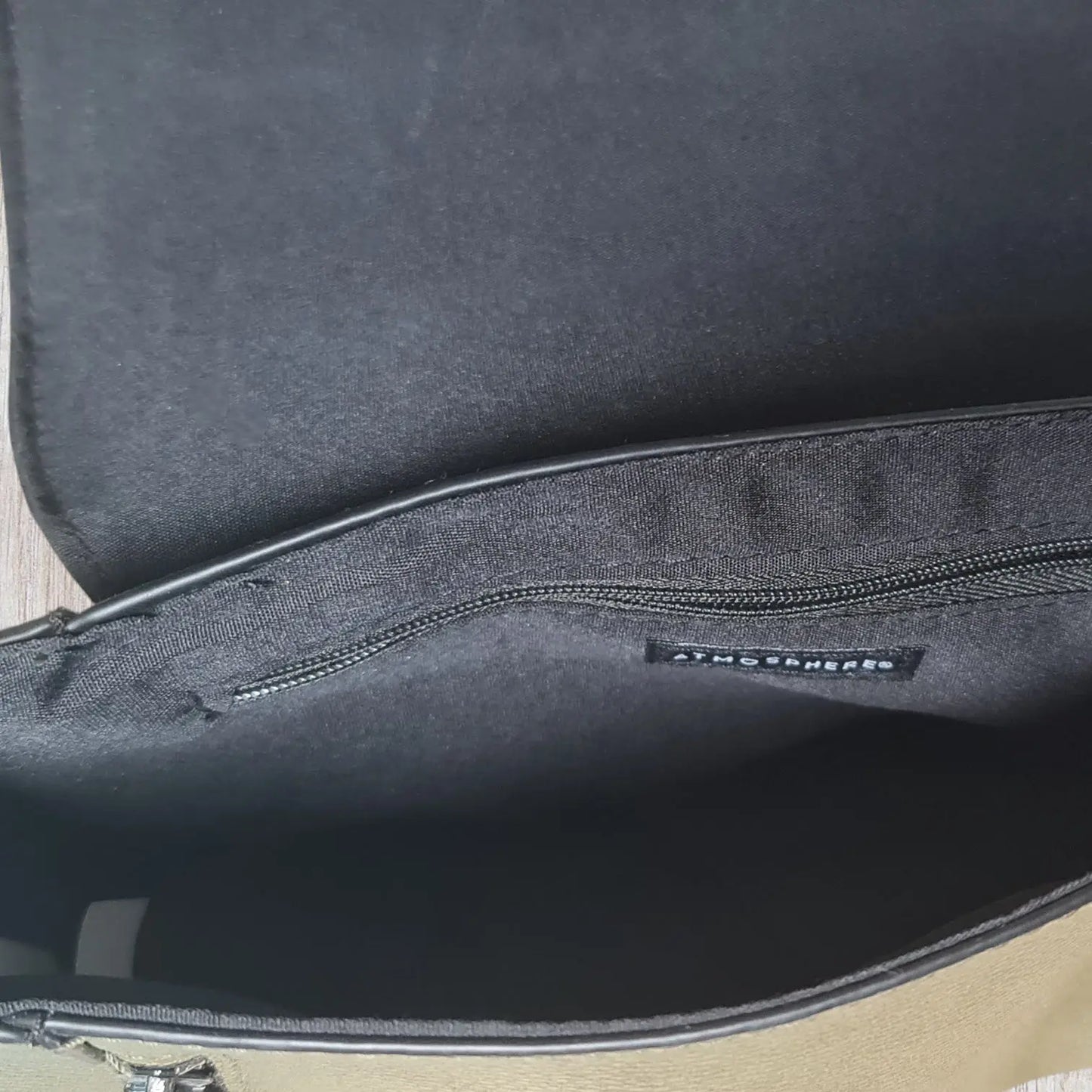 Sac pochette femme Atmosphère similicuir kaki, clapet géométrique, détails métalliques noirs, très bon état