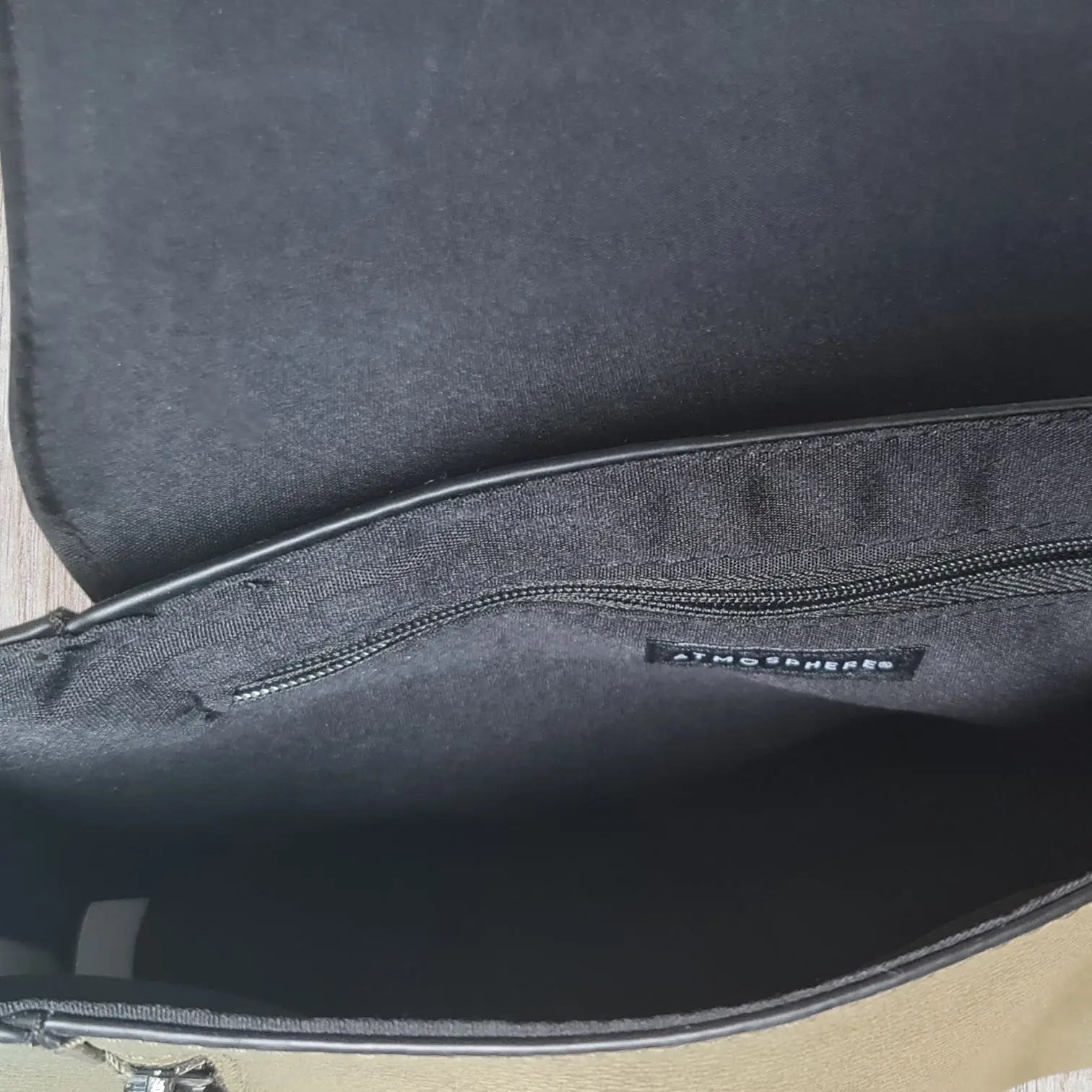 Sac pochette femme Atmosphère similicuir kaki, clapet géométrique, détails métalliques noirs, très bon état