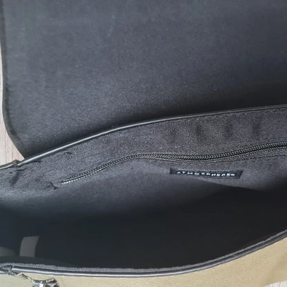 Sac pochette femme Atmosphère similicuir kaki, clapet géométrique, détails métalliques noirs, très bon état