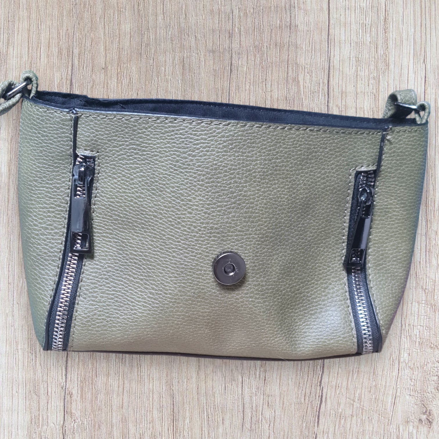 Sac pochette femme Atmosphère similicuir kaki, clapet géométrique, détails métalliques noirs, très bon état