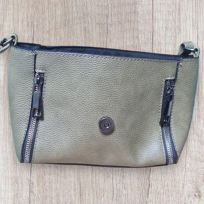 Sac pochette femme Atmosphère similicuir kaki, clapet géométrique, détails métalliques noirs, très bon état