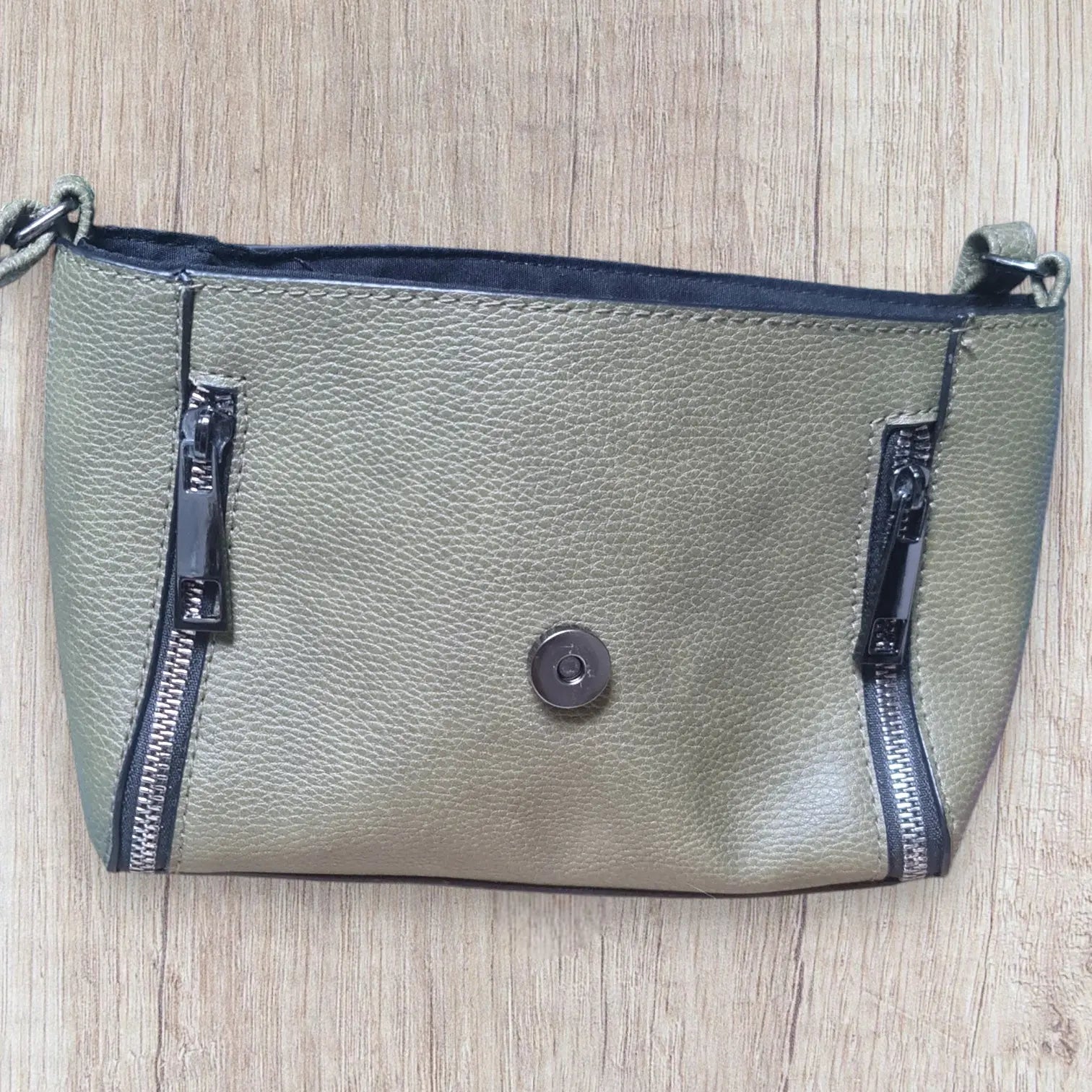 Sac pochette femme Atmosphère similicuir kaki, clapet géométrique, détails métalliques noirs, très bon état