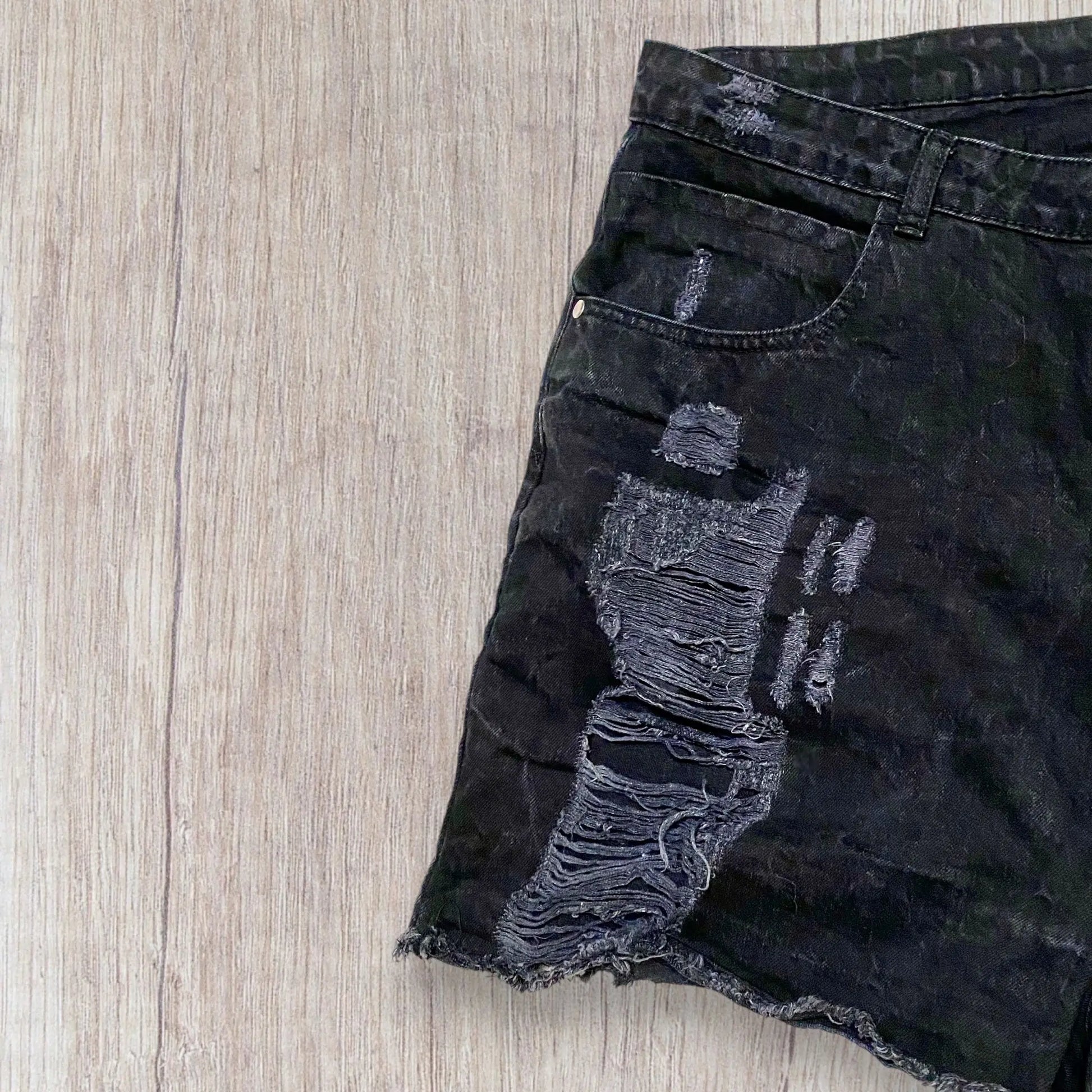 Short Noir Effet Usé avec Trous - Femme Taille 48, Boohoo boohoo