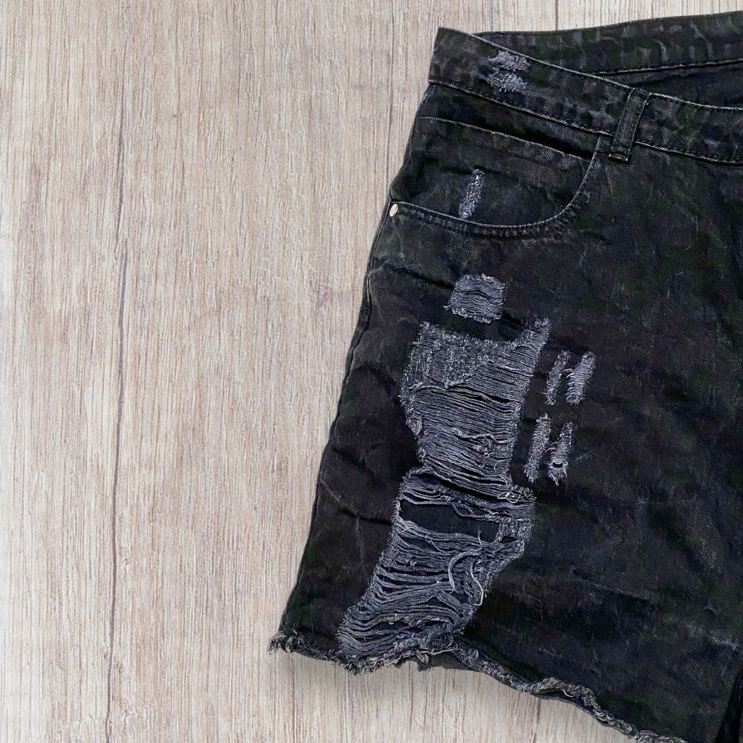 Short Noir Effet Usé avec Trous - Femme Taille 48, Boohoo boohoo