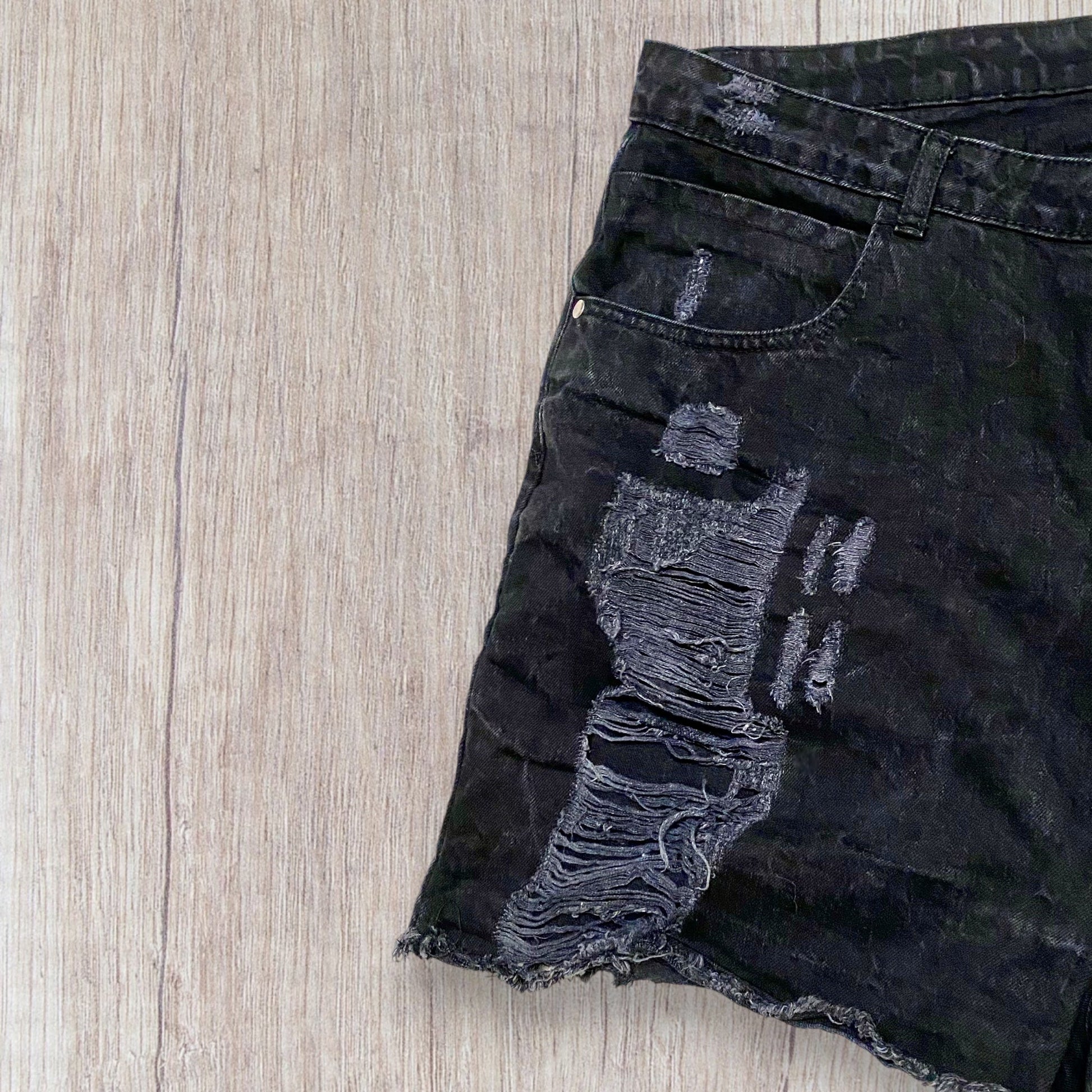 Short Noir Effet Usé avec Trous - Femme Taille 48, Boohoo boohoo