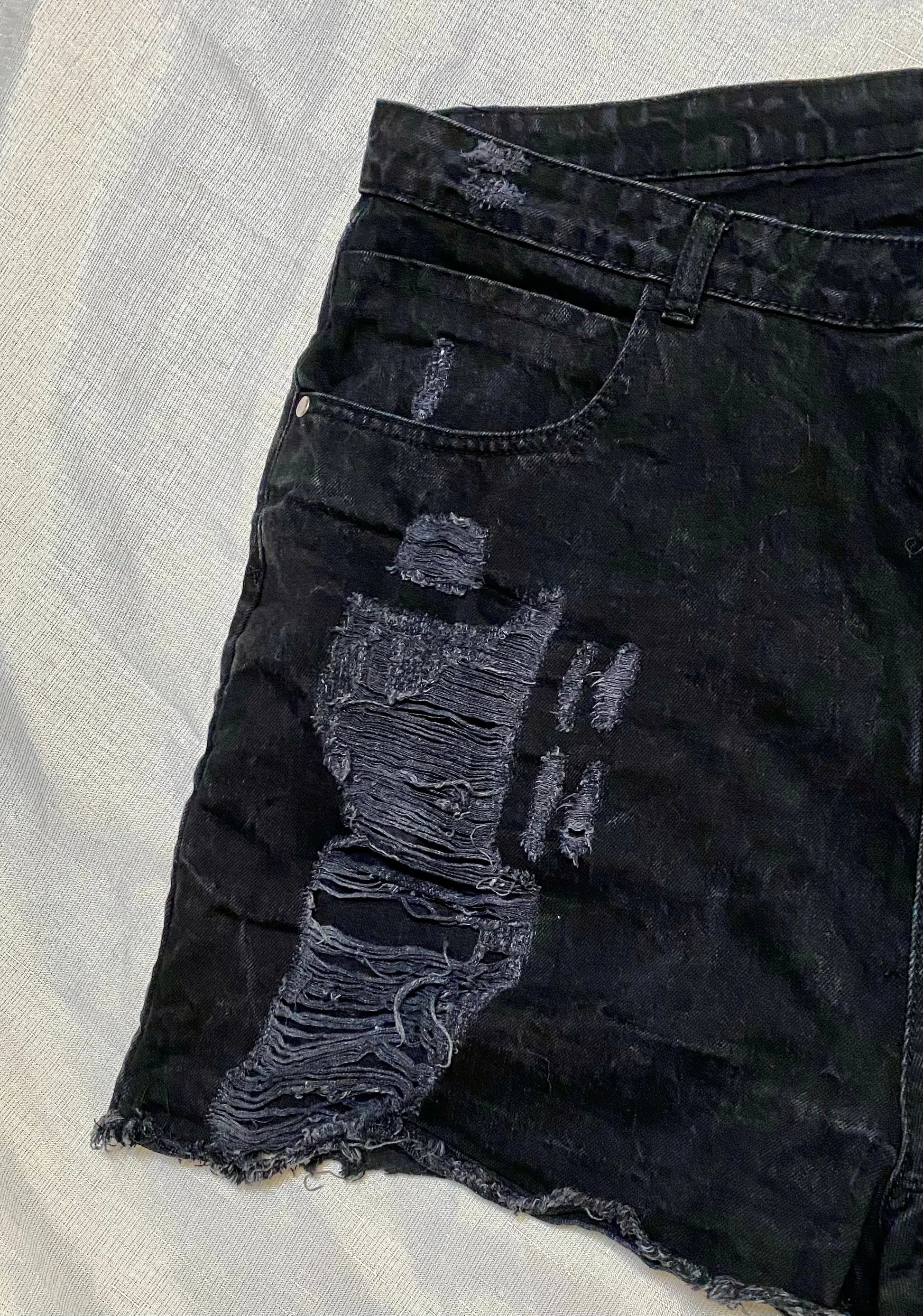 Short Noir Effet Usé avec Trous - Femme Taille 48, Boohoo boohoo