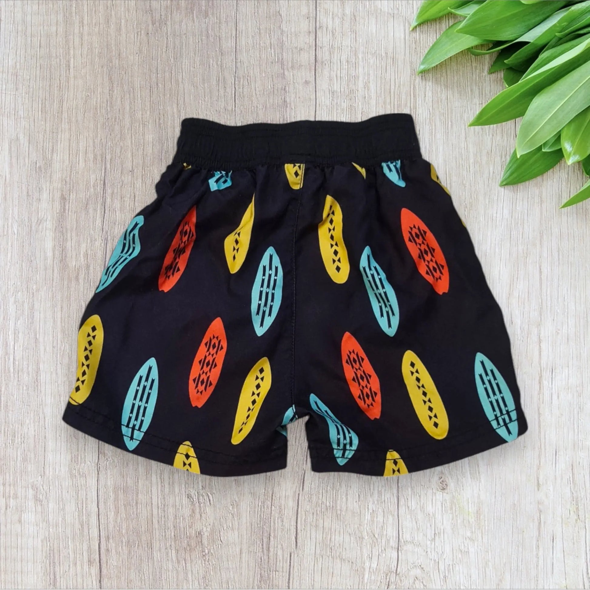 Short de bain garçon – 3 ans | Noir motif surf coloré la petite friperie