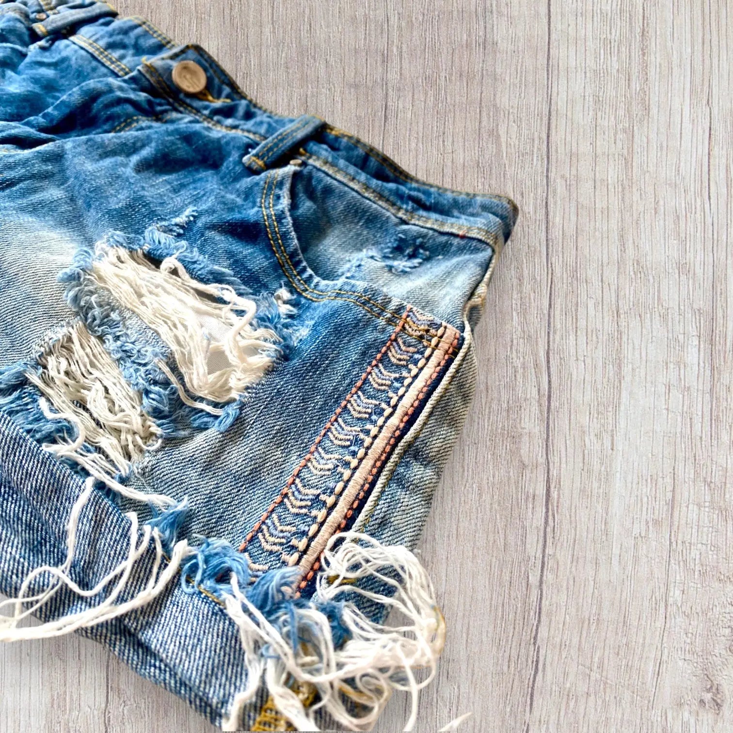Short en Jean Usé avec Broderie Rose - Taille 36 - Bershka bershka