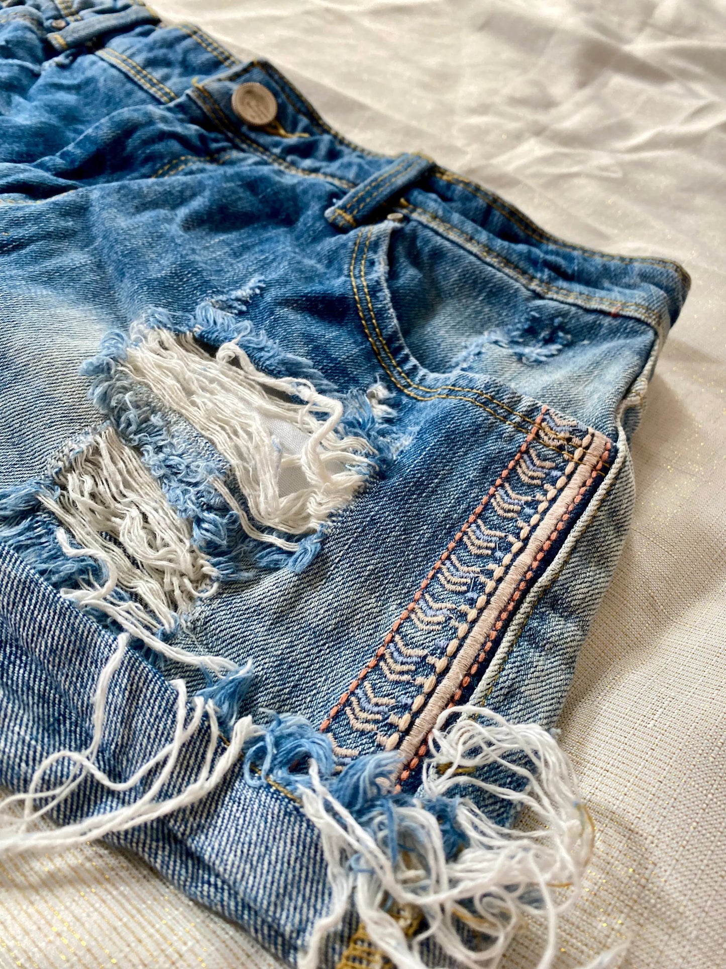 Short en Jean Usé avec Broderie Rose - Taille 36 - Bershka bershka