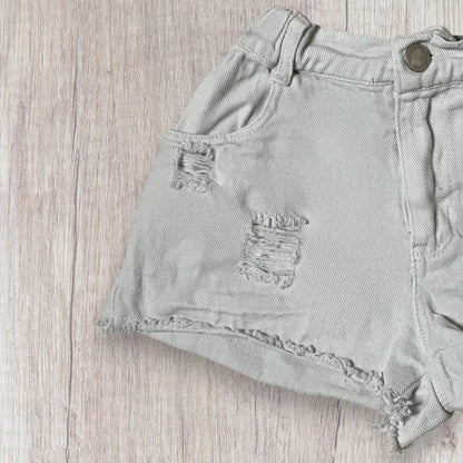 Short en jean blanc fille Shein 6 ans avec trous et bords effilés