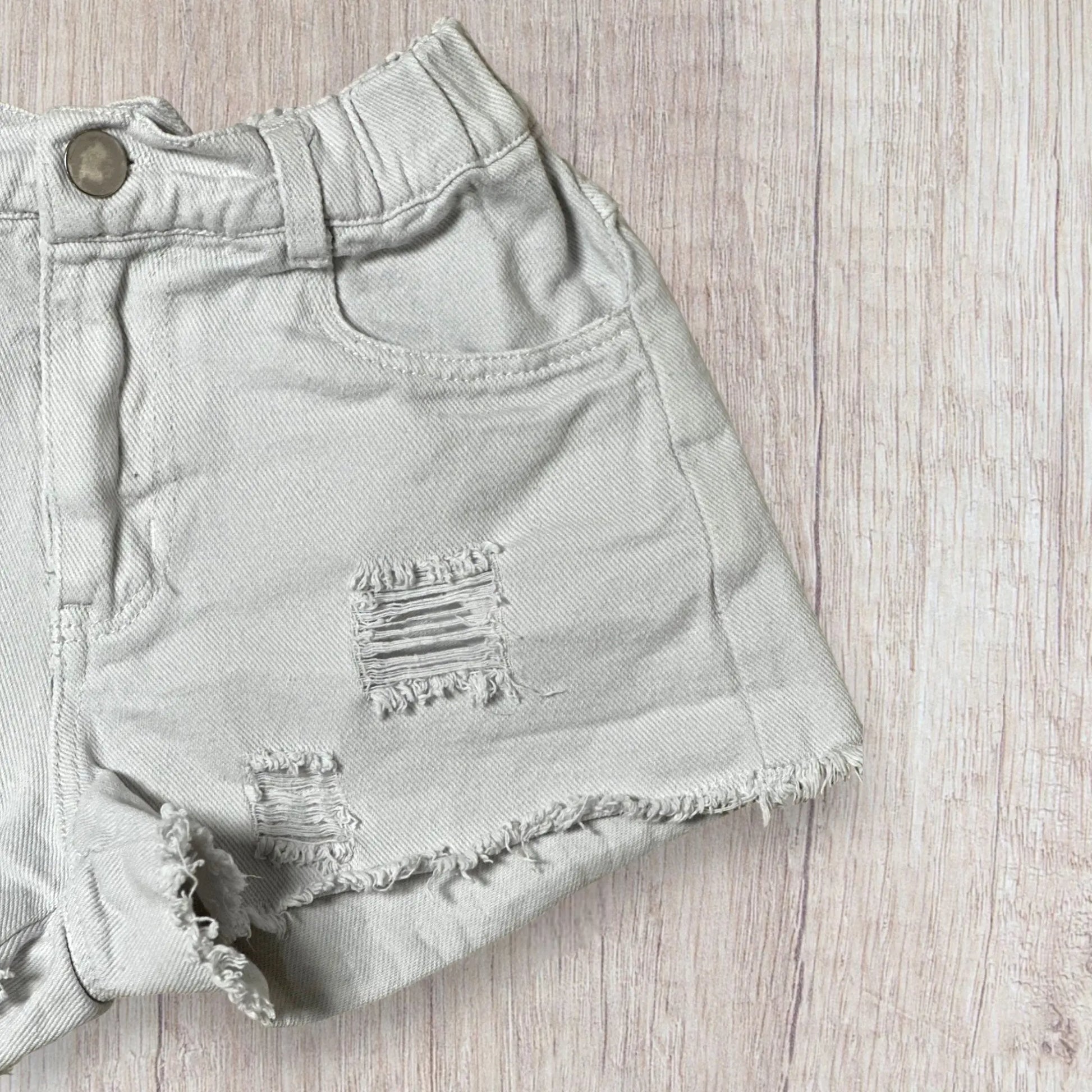 Short en jean blanc fille Shein 6 ans avec trous et bords effilés