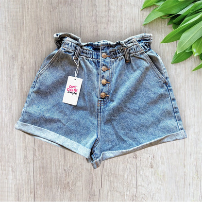 Short jean femme Jennyfer taille 38 bleu clair avec taille élastiquée et revers.