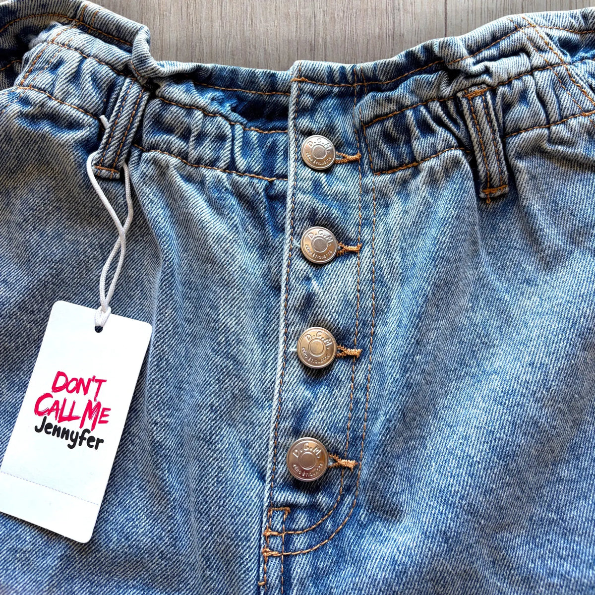 Short jean femme Jennyfer taille 38 bleu clair avec taille élastiquée et revers.