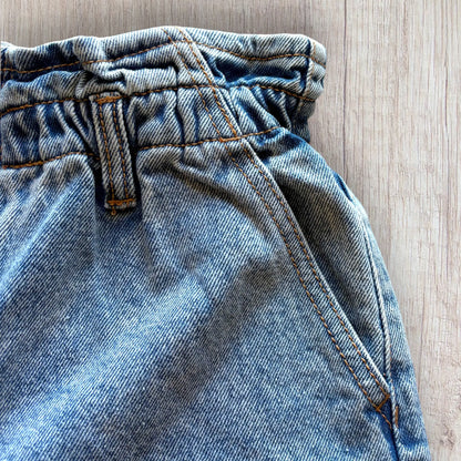 Short jean femme Jennyfer taille 38 bleu clair avec taille élastiquée et revers.