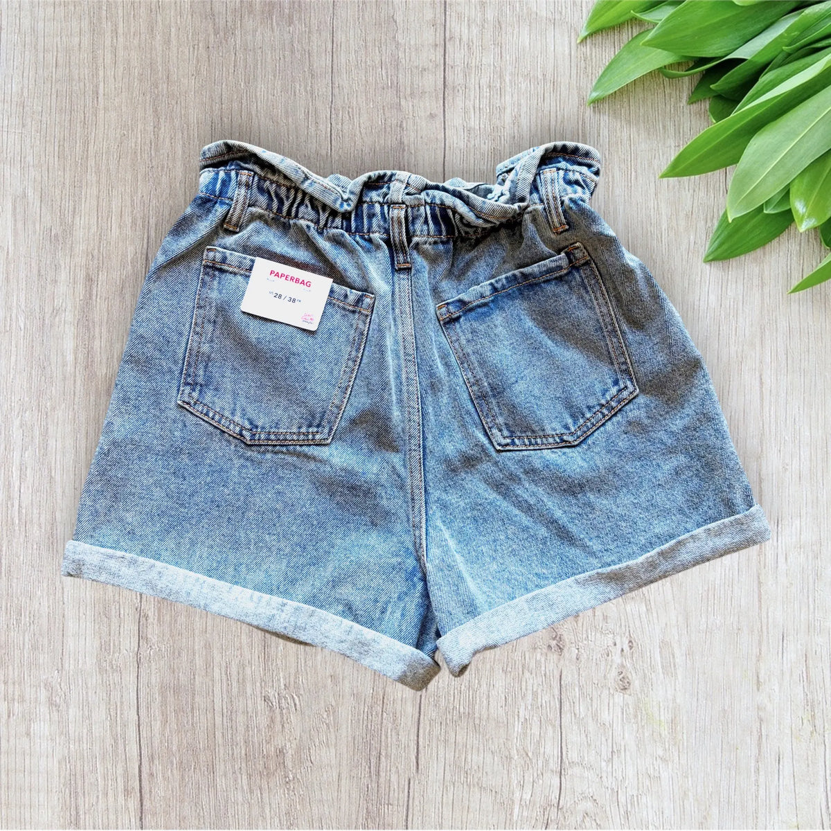 Short jean femme Jennyfer taille 38 bleu clair avec taille élastiquée et revers.