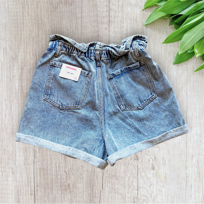 Short jean femme Jennyfer taille 38 bleu clair avec taille élastiquée et revers.